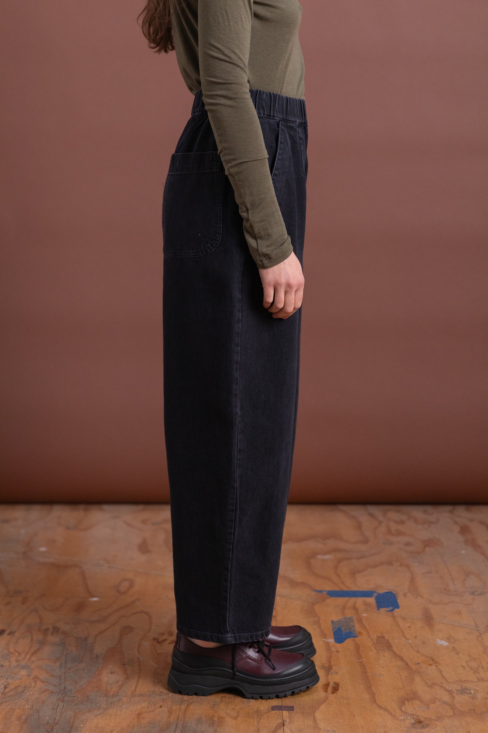 BARREL PANT IN FADED BLACK