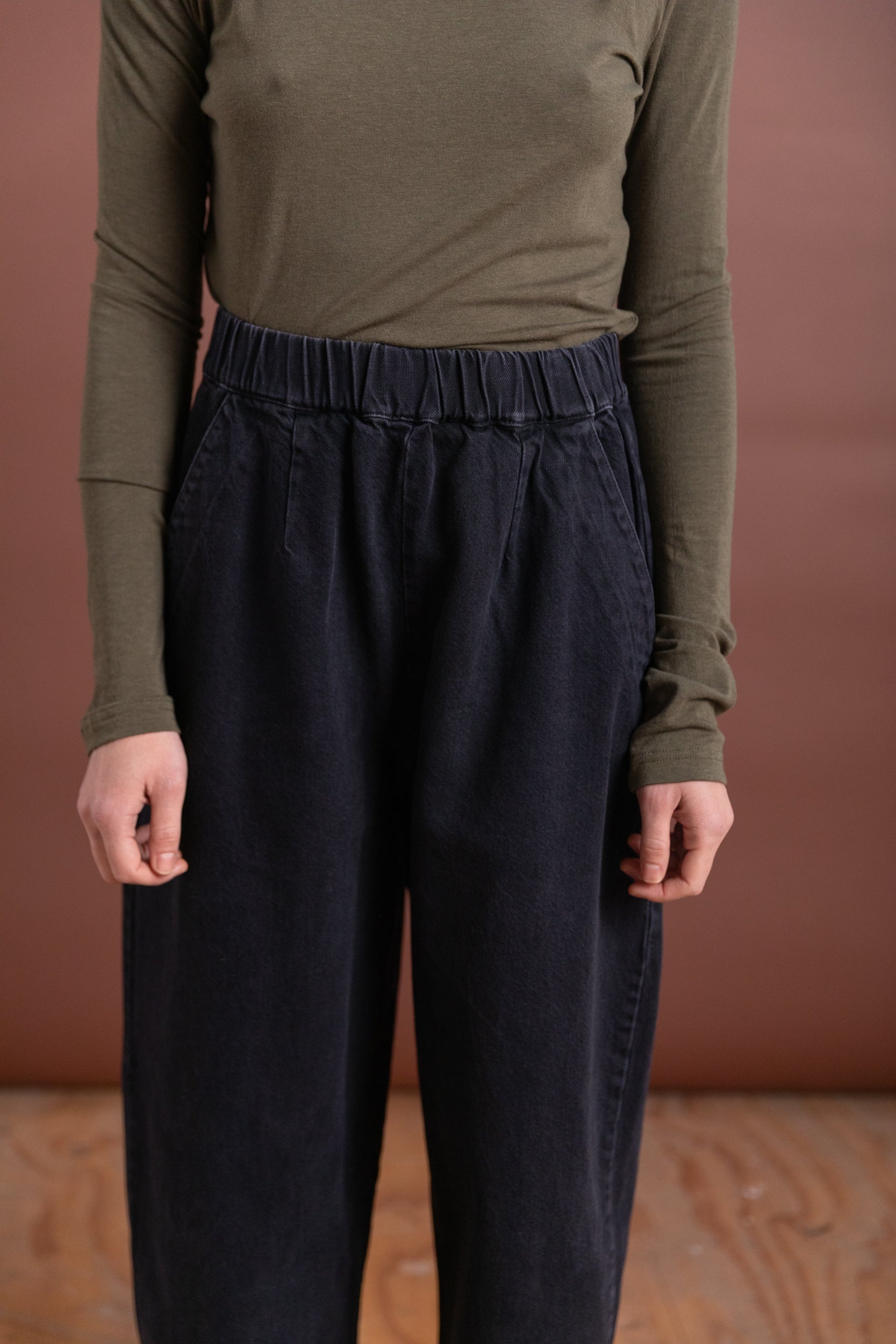 BARREL PANT IN FADED BLACK