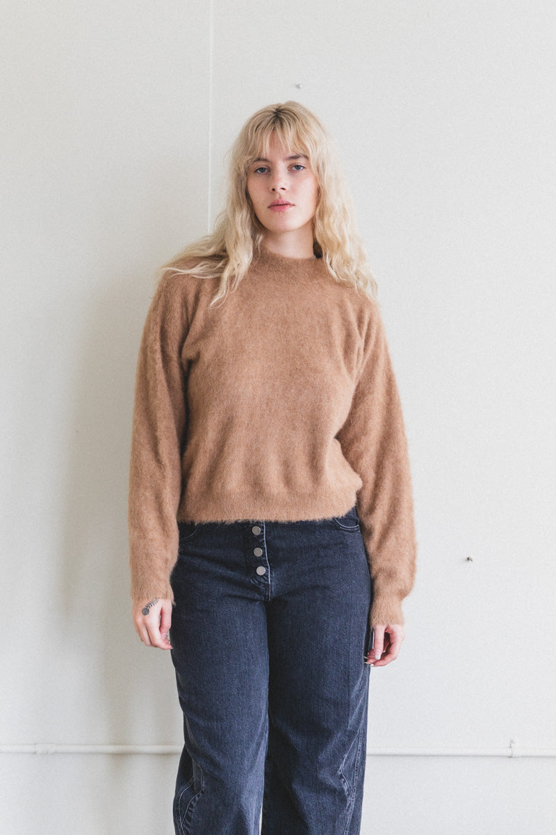 BRUSHED PULLOVER SWEATER IN CAMEL