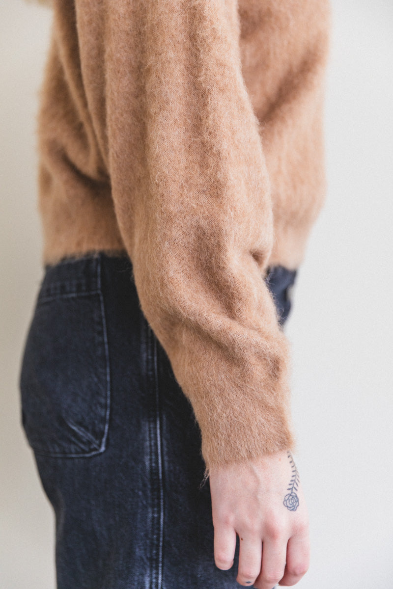 BRUSHED PULLOVER SWEATER IN CAMEL