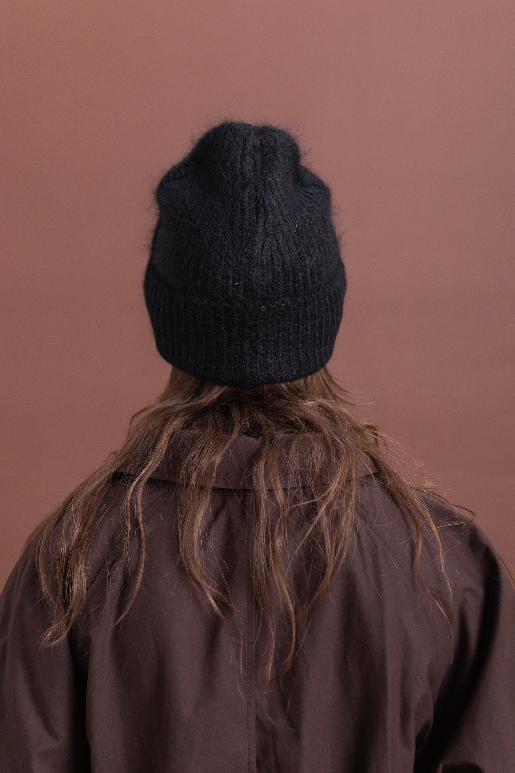 BRUSHED RIB HAT IN BLACK