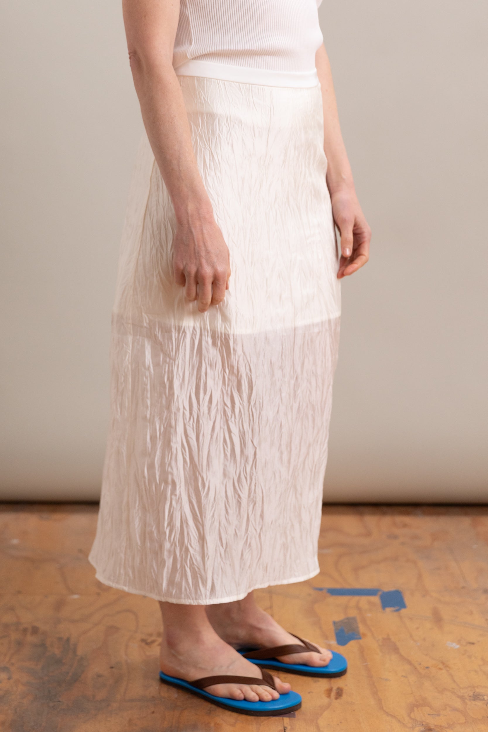 CRINKLED MIDI SKIRT IN IVORY