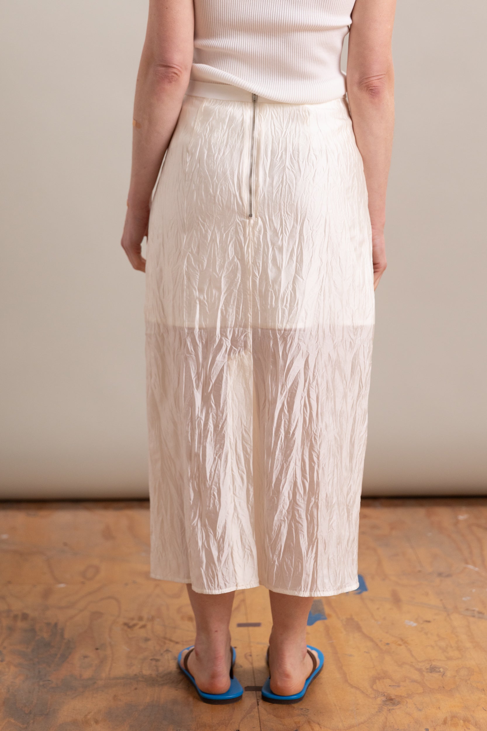 CRINKLED MIDI SKIRT IN IVORY