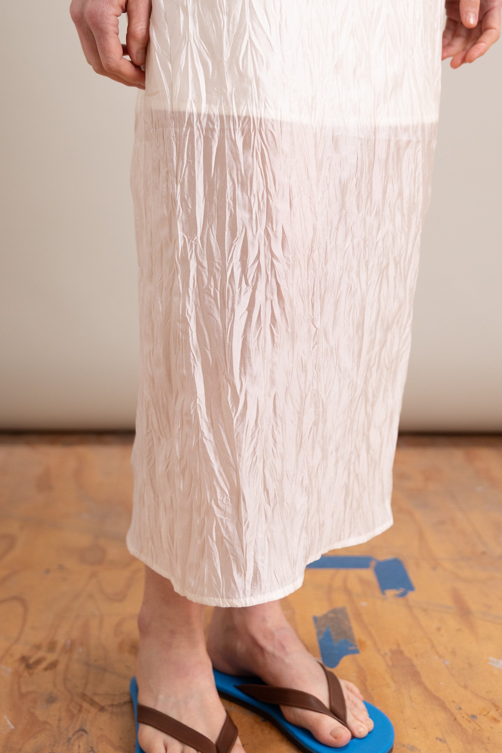 CRINKLED MIDI SKIRT IN IVORY