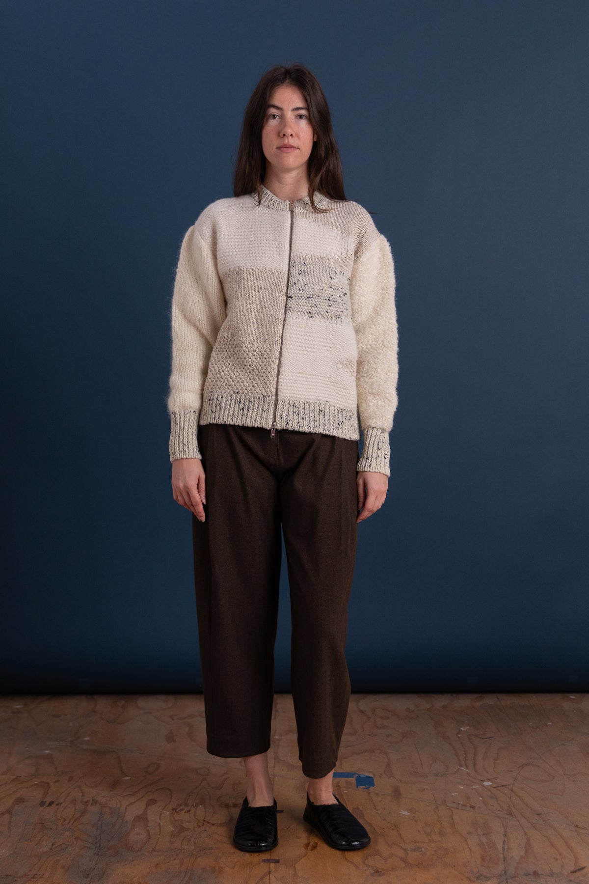 CROPPED BARREL LEG PANTS IN BROWN