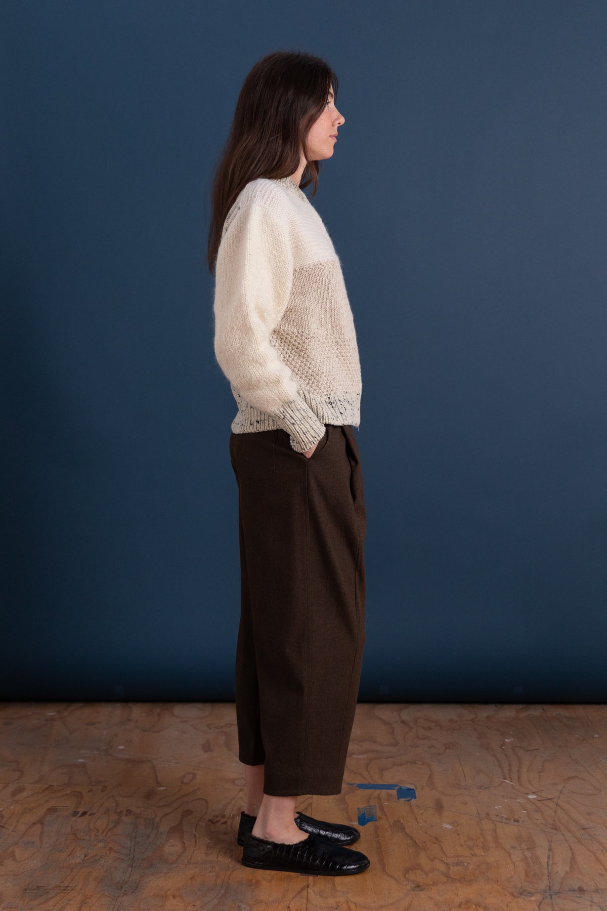 CROPPED BARREL LEG PANTS IN BROWN