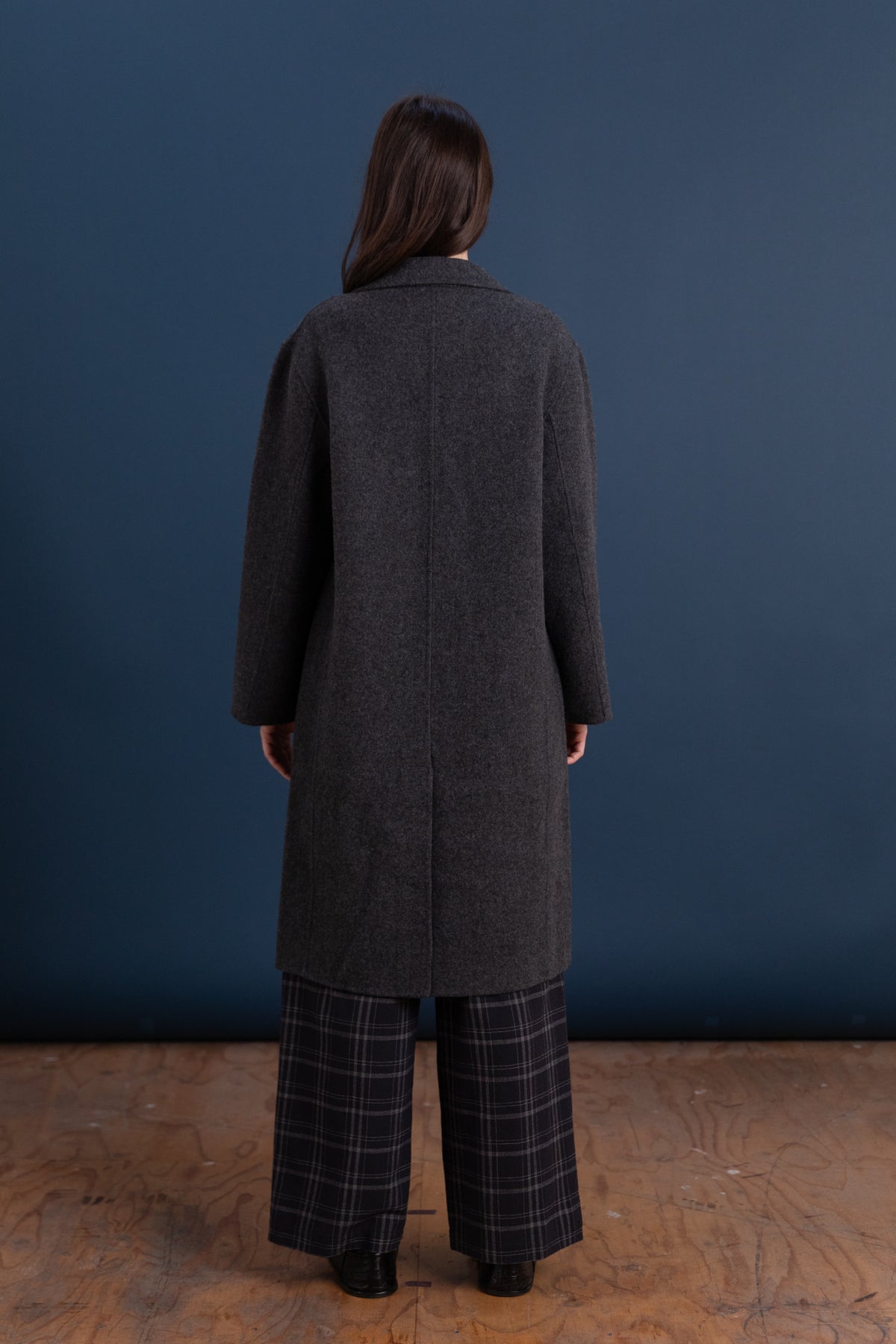 SINGLE BREASTED WOOL COAT IN CHARCOAL