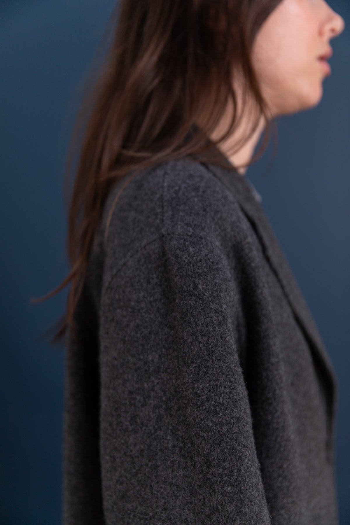 SINGLE BREASTED WOOL COAT IN CHARCOAL