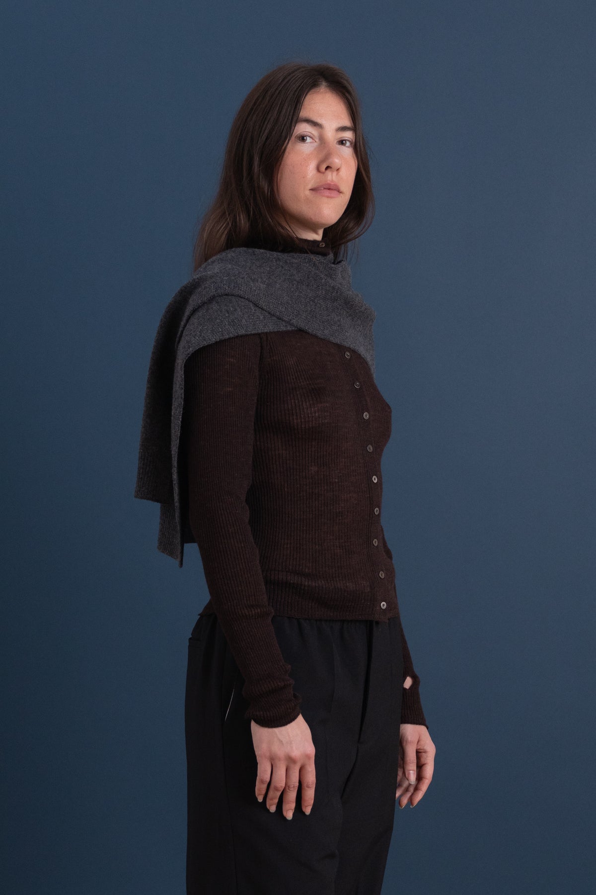 KNIT SHAWL IN CHARCOAL
