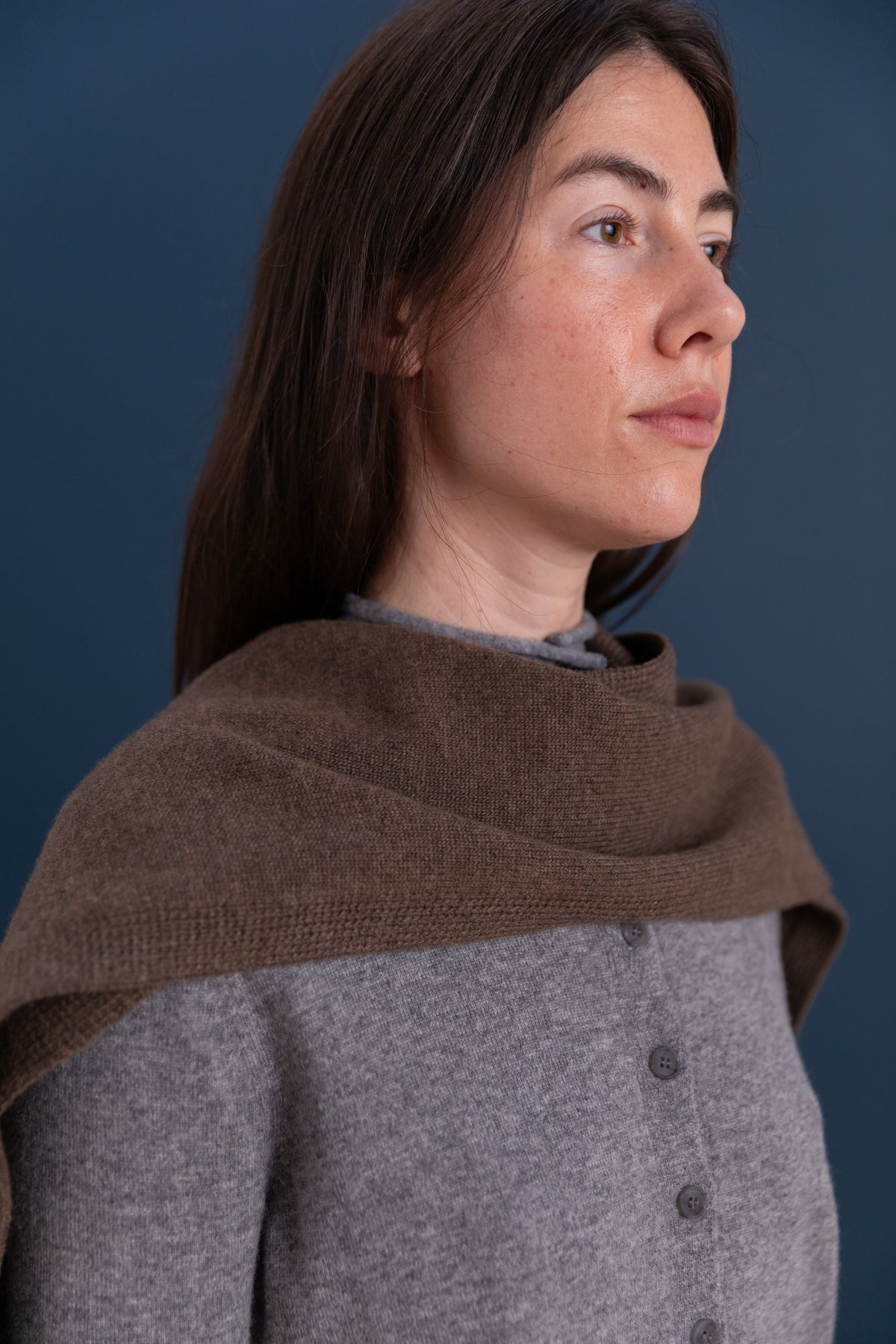 KNIT SHAWL IN LIGHT BROWN