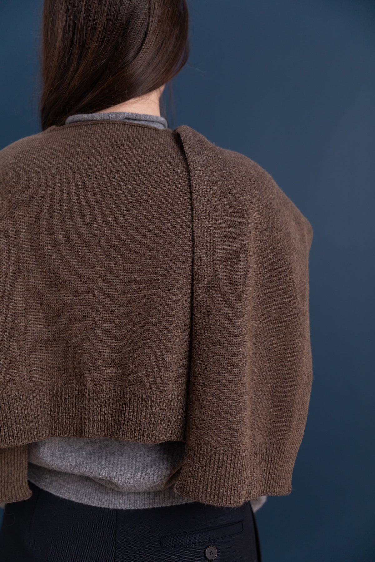KNIT SHAWL IN LIGHT BROWN