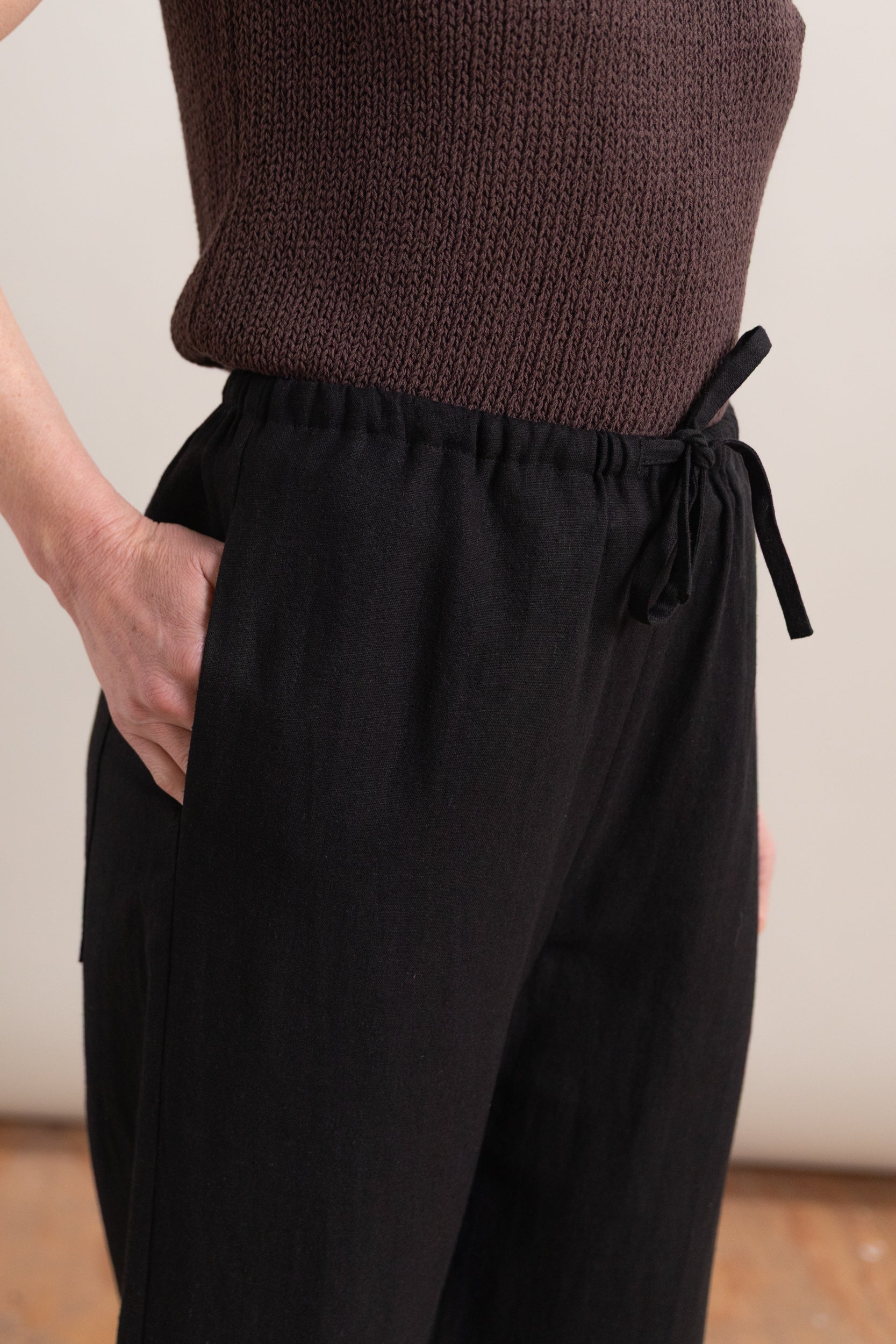 LINEN BLEND CROPPED PANTS IN BLACK