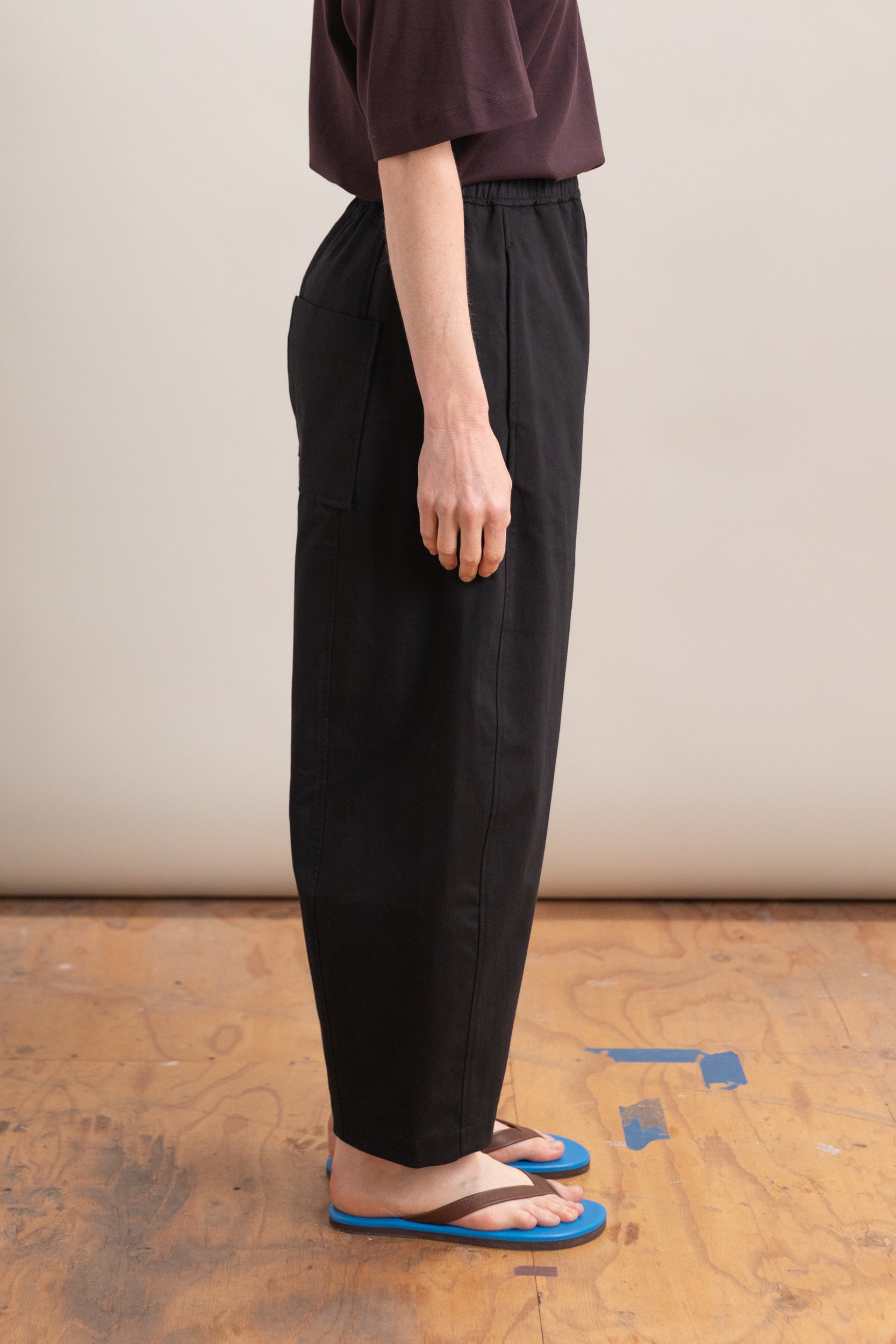 CROPPED BALLOON PANTS IN BLACK