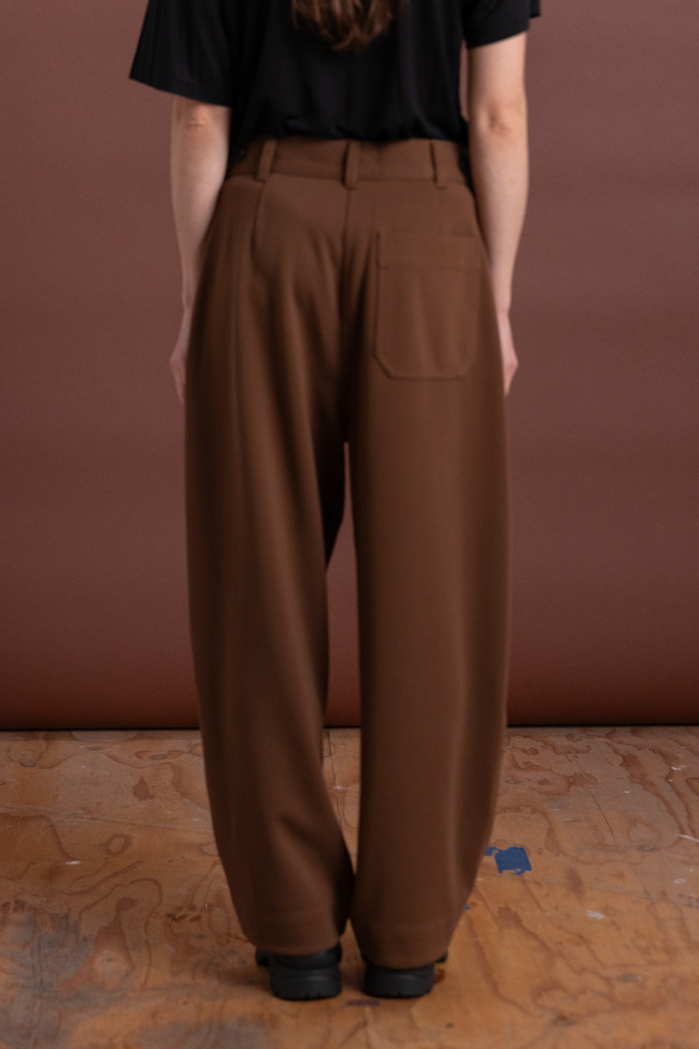 PLEATED BARREL LEG PANTS IN BROWN