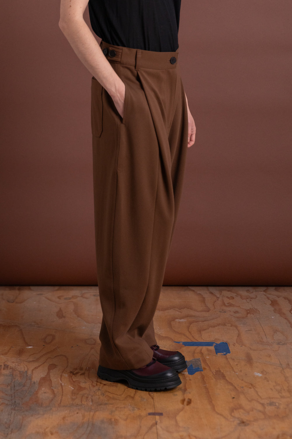 PLEATED BARREL LEG PANTS IN BROWN
