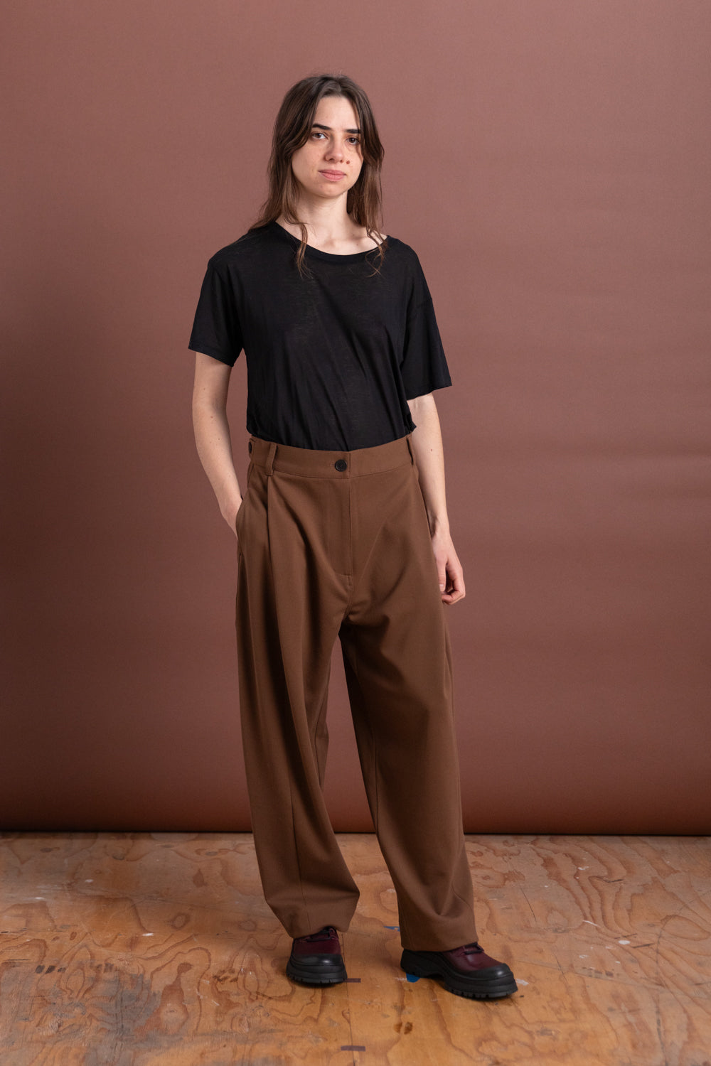 PLEATED BARREL LEG PANTS IN BROWN