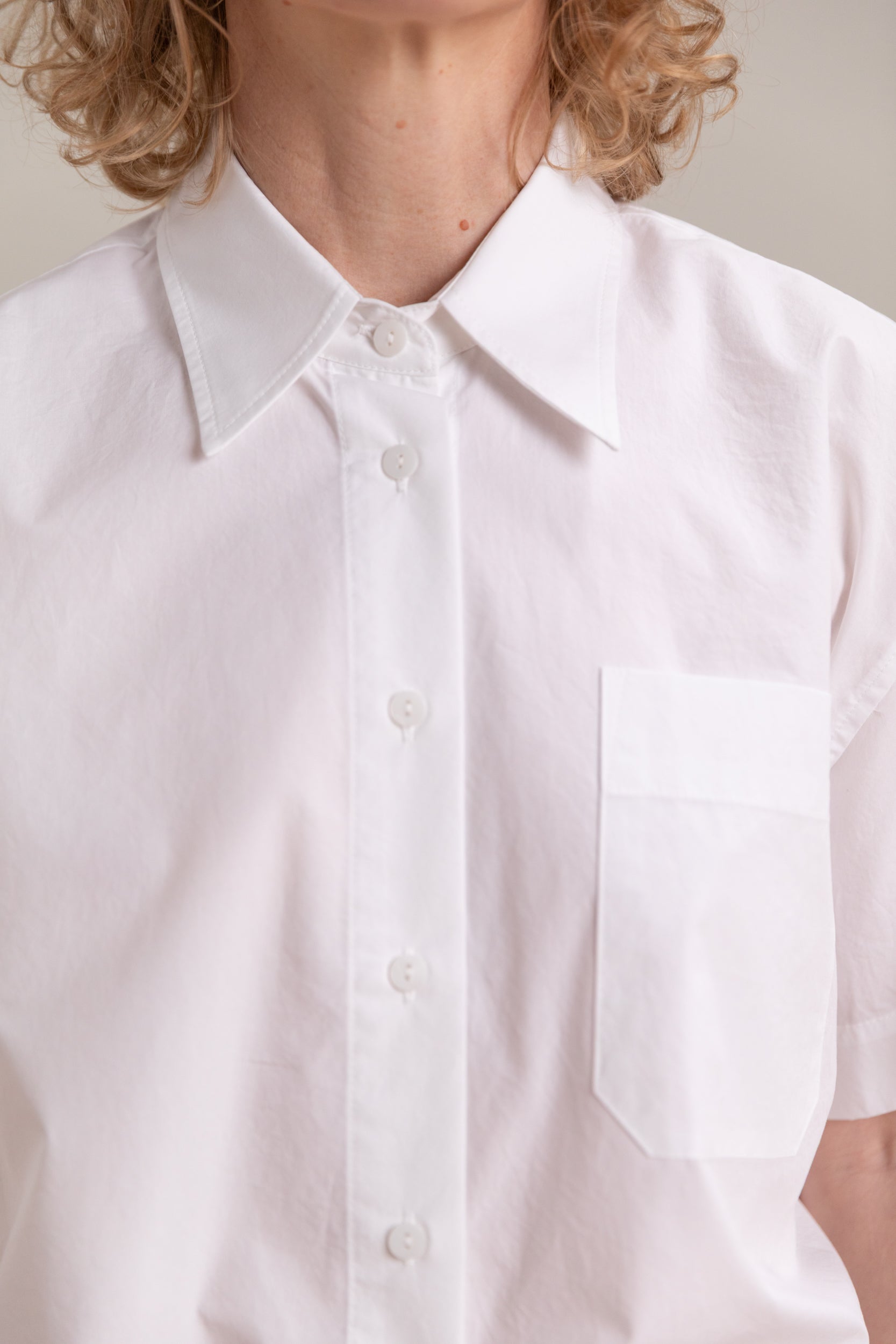 SHORT SLEEVE COTTON SHIRT IN WHITE