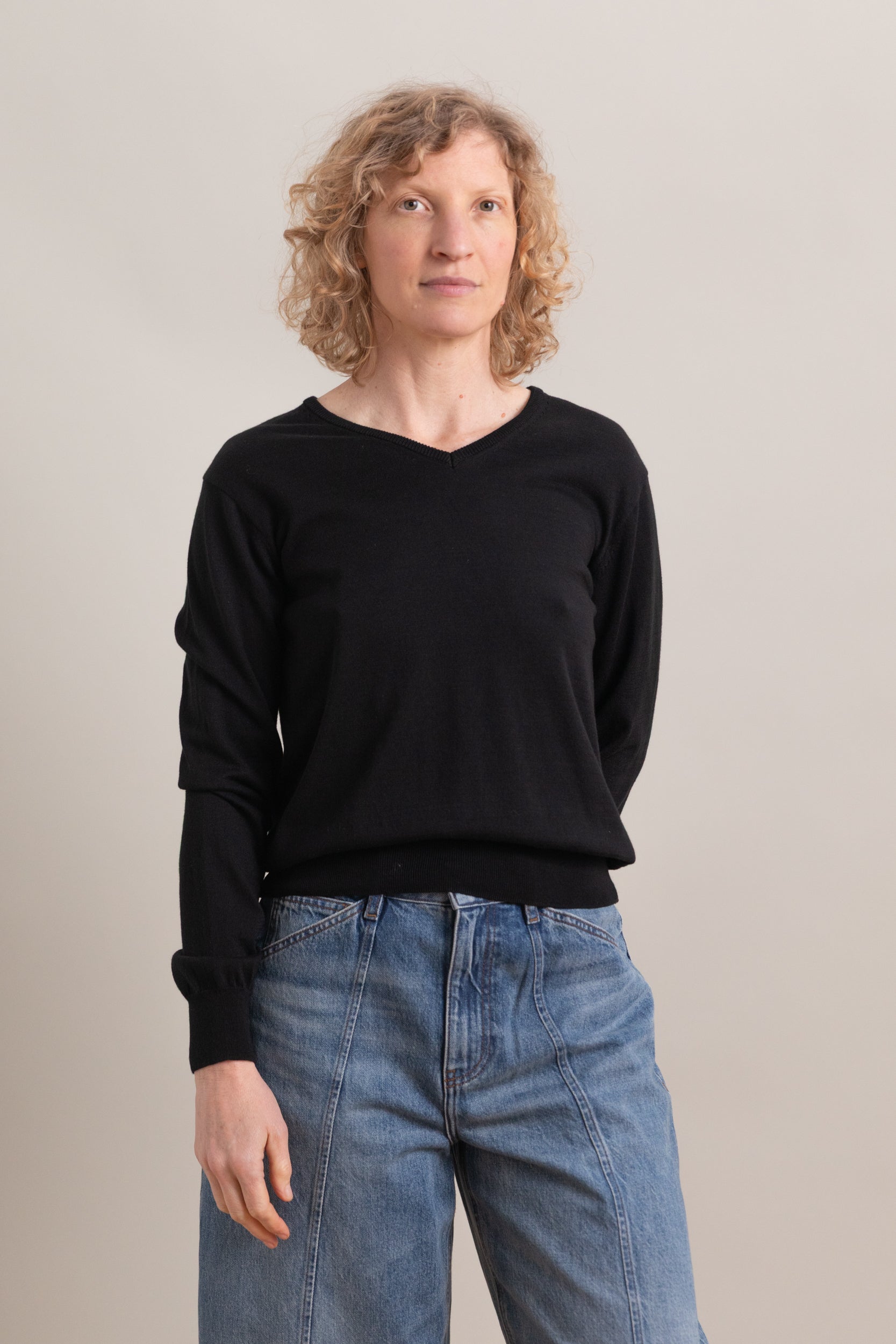 COTTON BLEND V NECK KNIT TOP IN BLACK