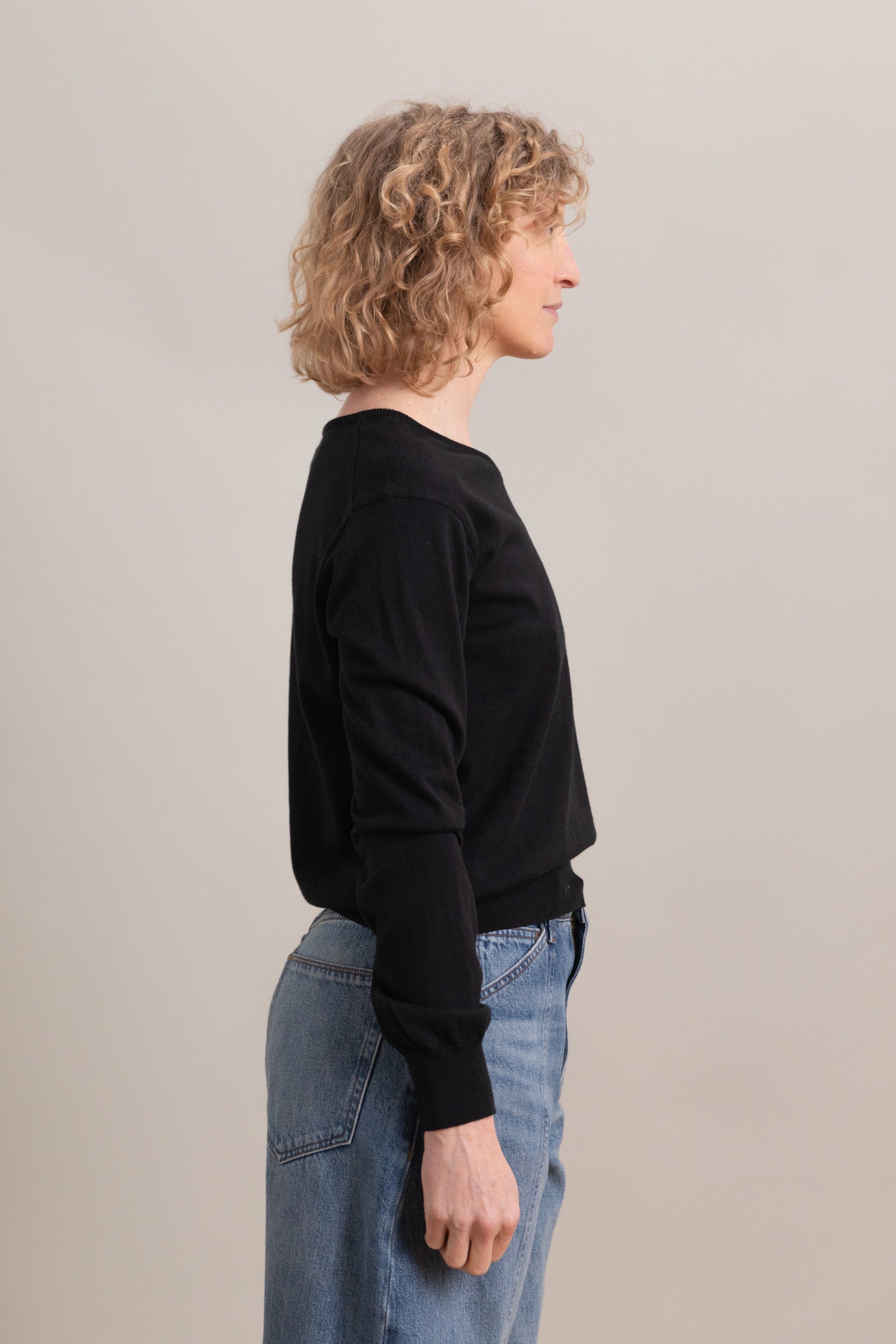 COTTON BLEND V NECK KNIT TOP IN BLACK