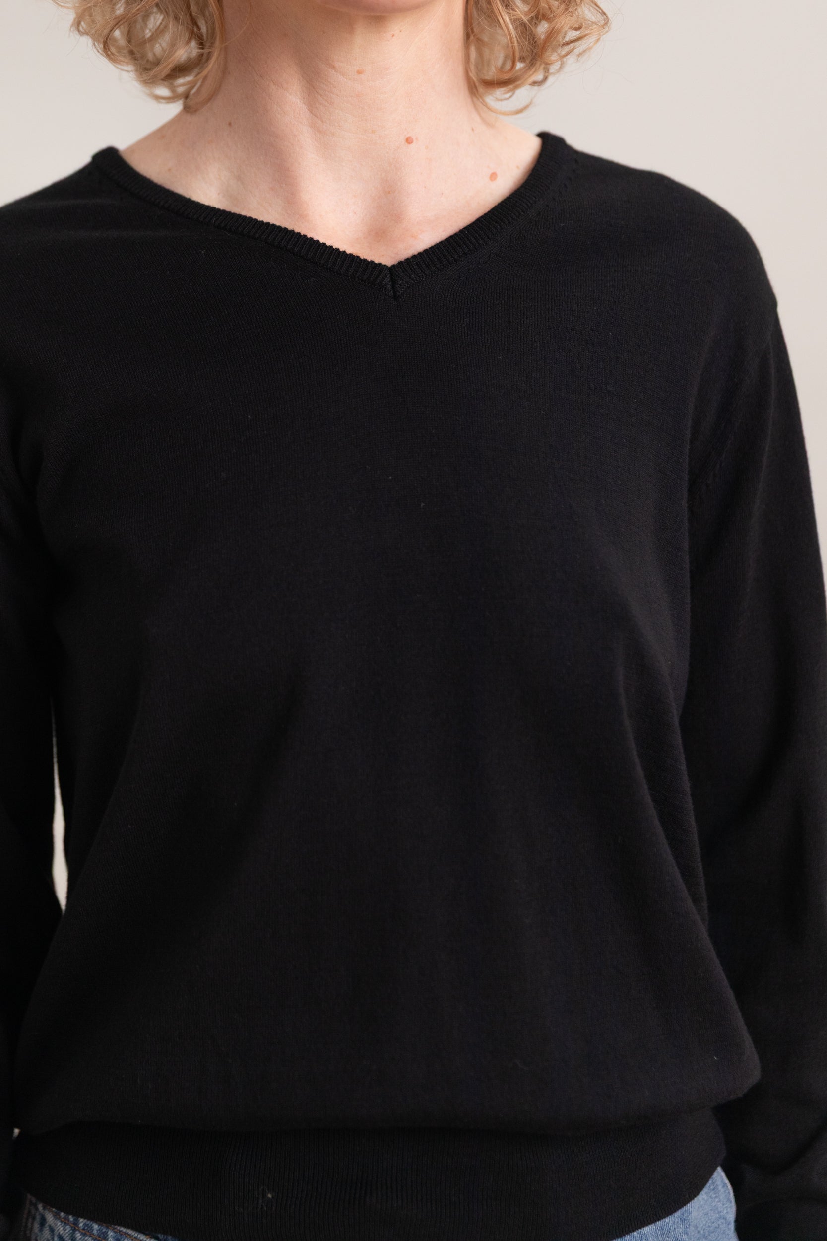 COTTON BLEND V NECK KNIT TOP IN BLACK