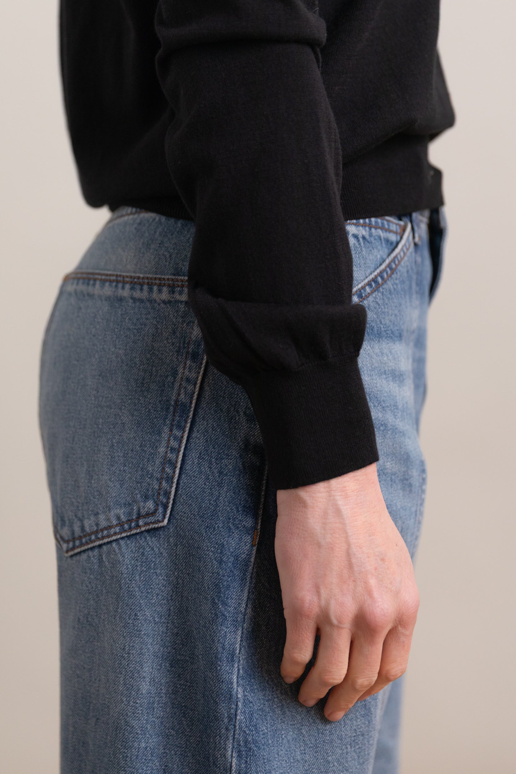 COTTON BLEND V NECK KNIT TOP IN BLACK