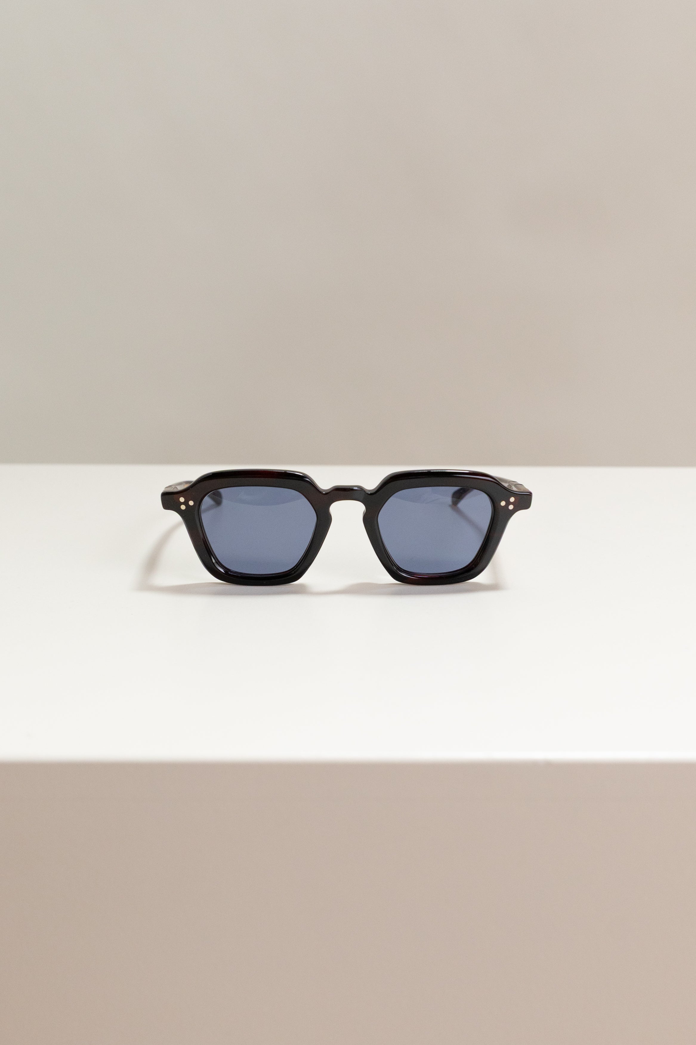VOYEUR IN DEEP BROWN