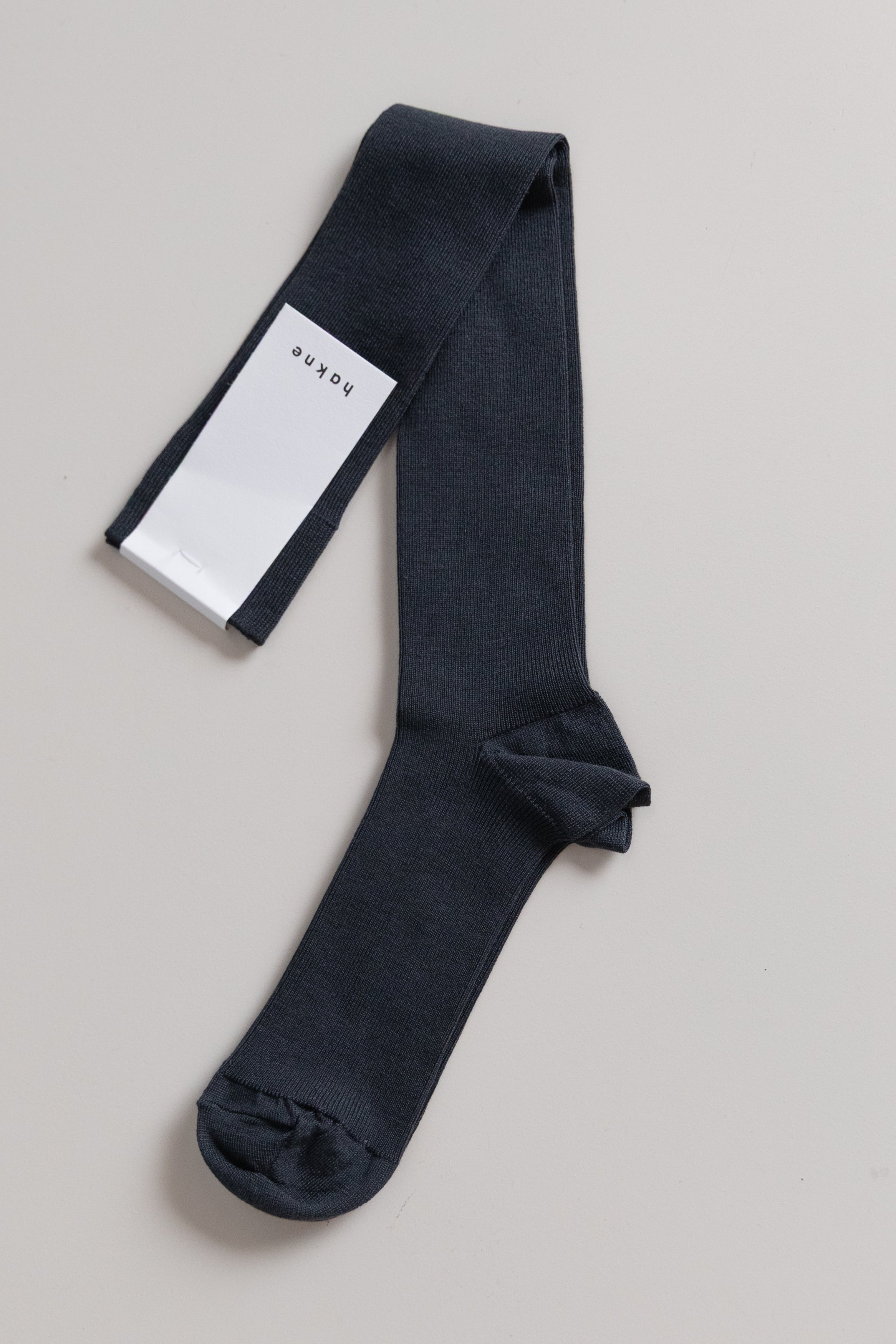 SILK RIBBED HIGH SOCKS IN CHARCOAL