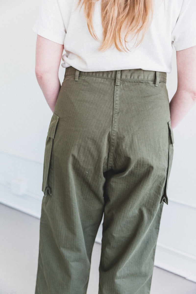 US ARMY FIT TWO POCKET CARGO PANTS IN ARMY GREEN
