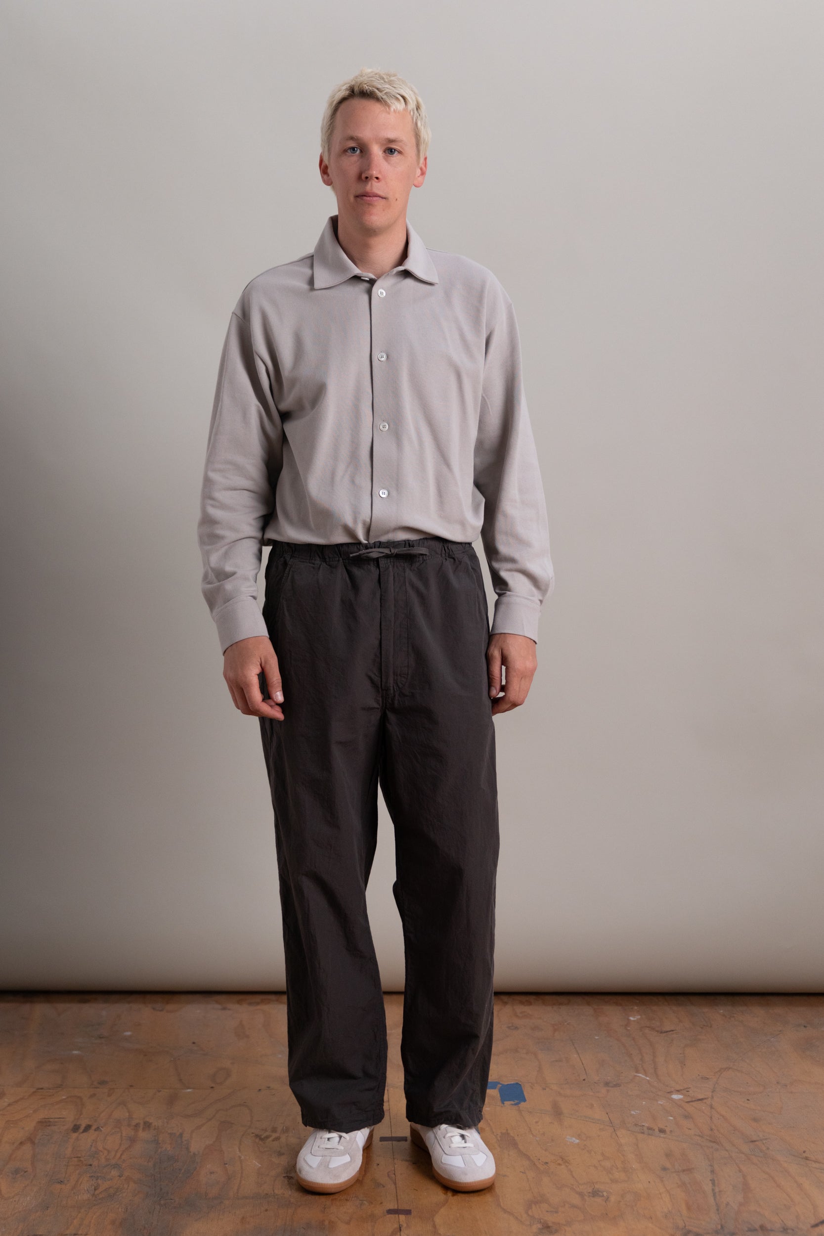 WIDE FIT NEW YORKER IN CHARCOAL GRAY