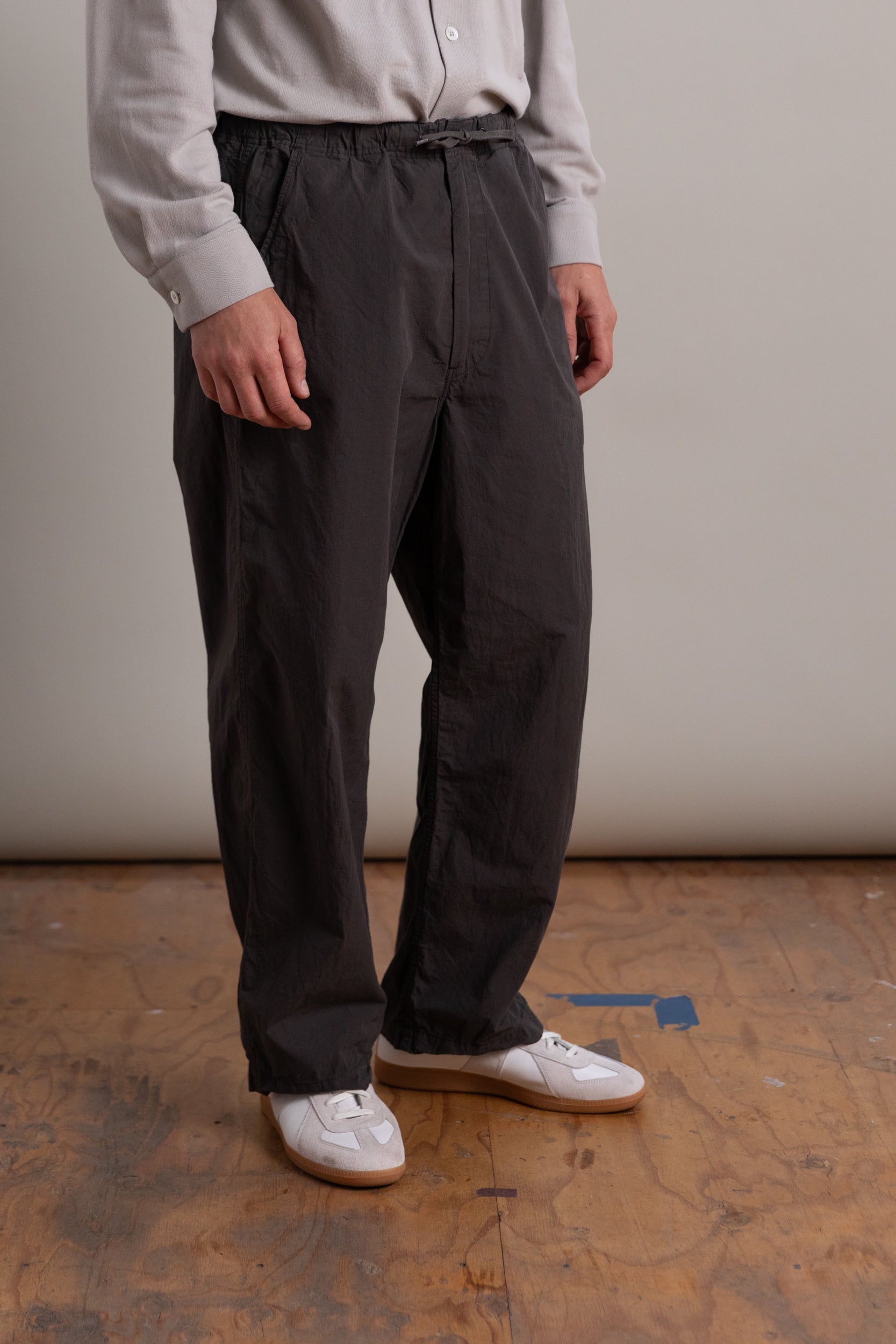 WIDE FIT NEW YORKER IN CHARCOAL GRAY