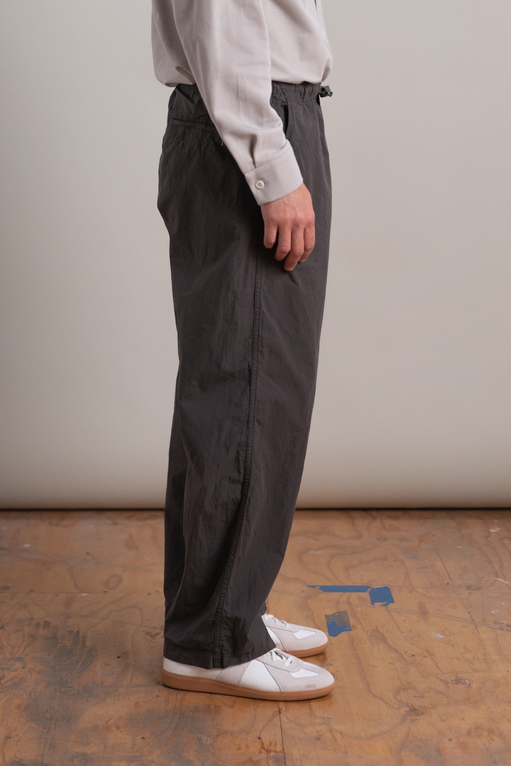 WIDE FIT NEW YORKER IN CHARCOAL GRAY