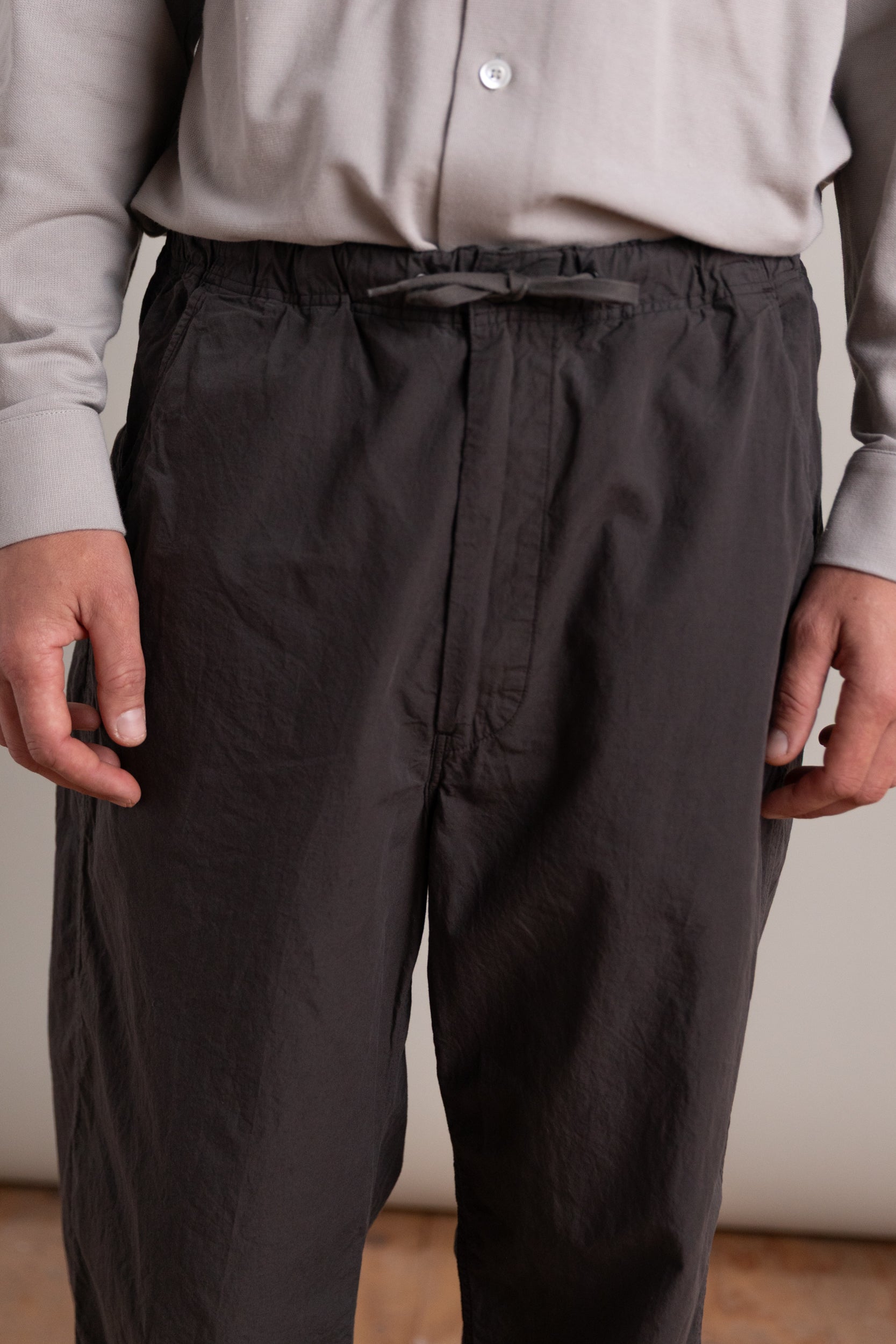 WIDE FIT NEW YORKER IN CHARCOAL GRAY