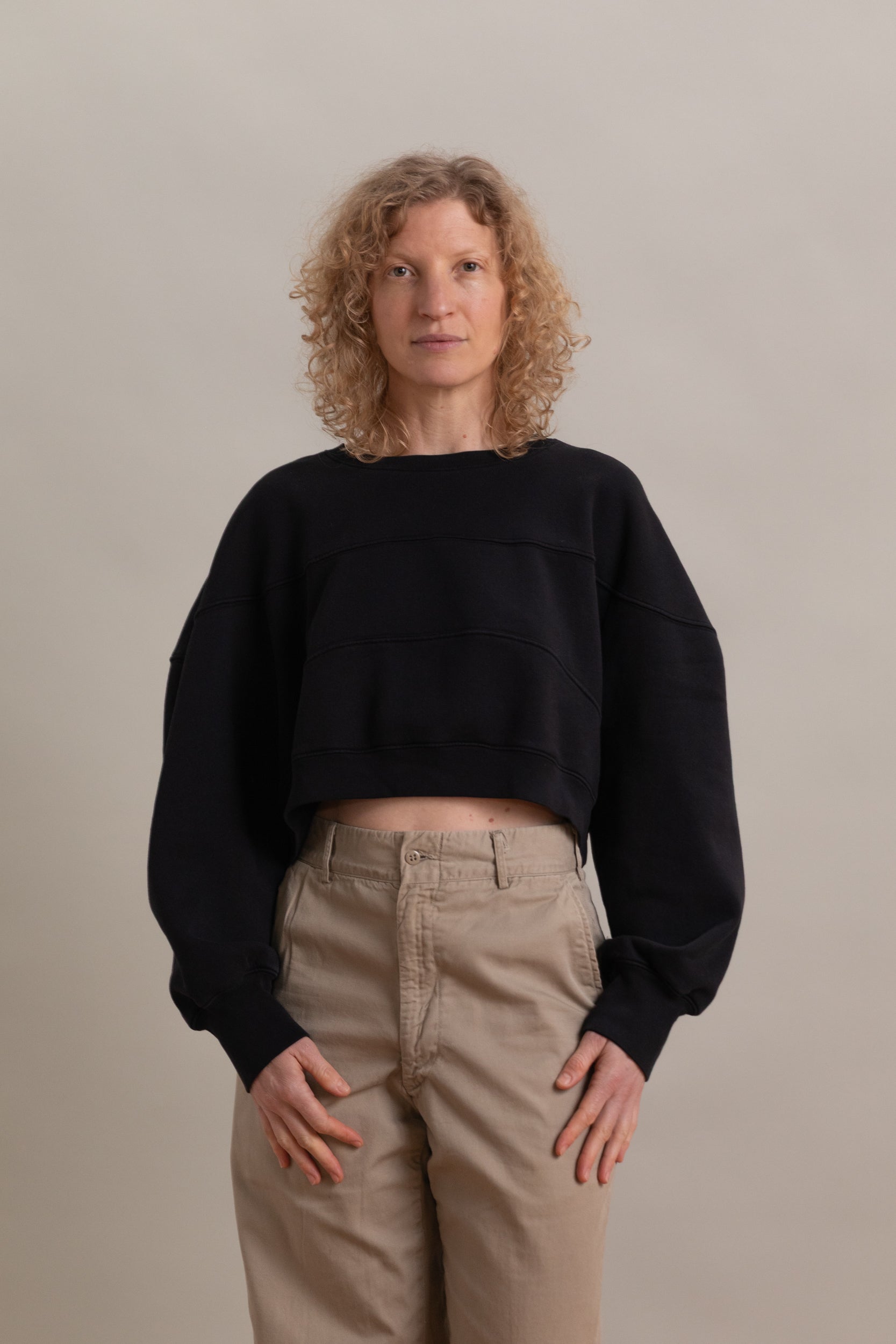 ORB SWEATSHIRT IN CHARCOAL