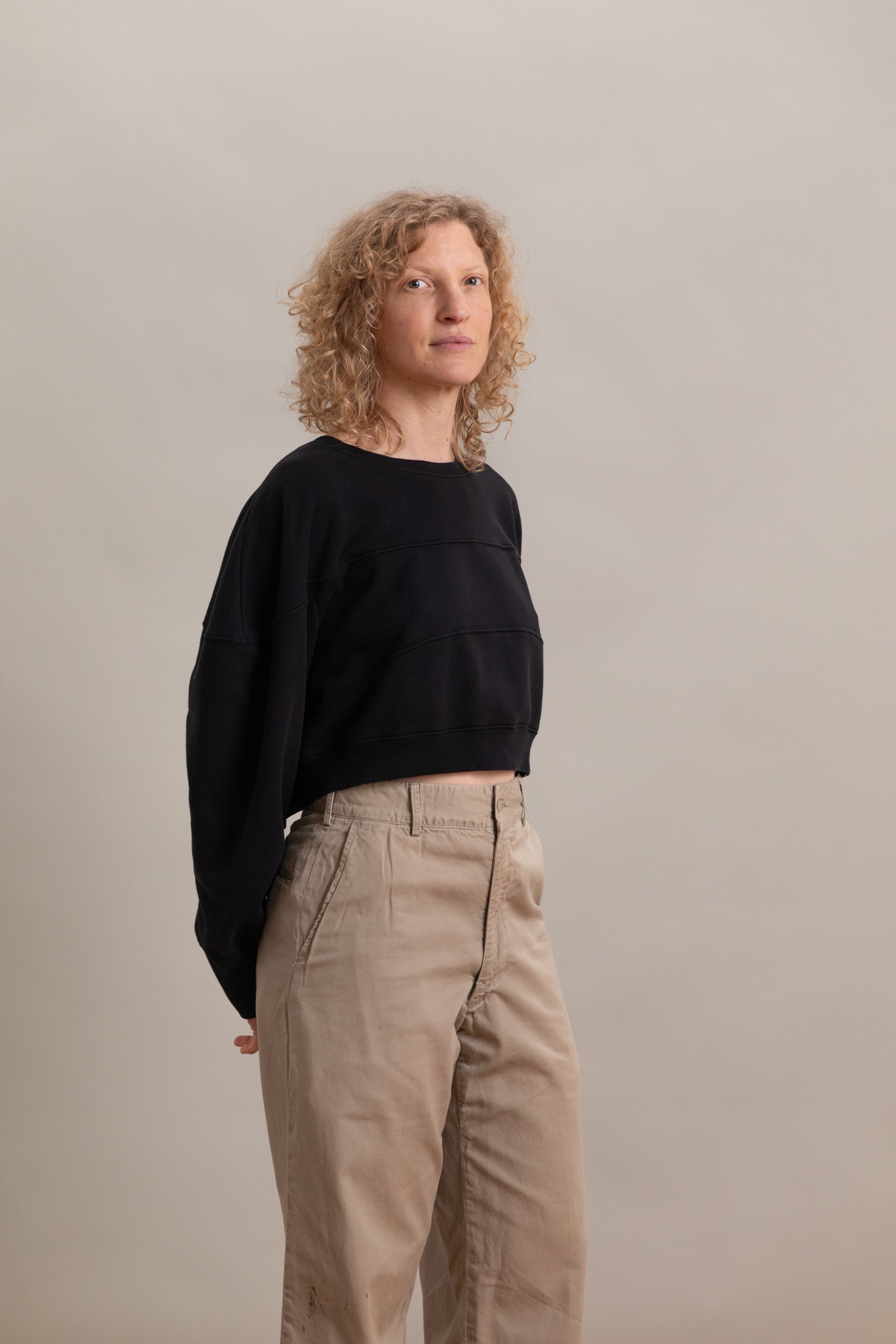 ORB SWEATSHIRT IN CHARCOAL