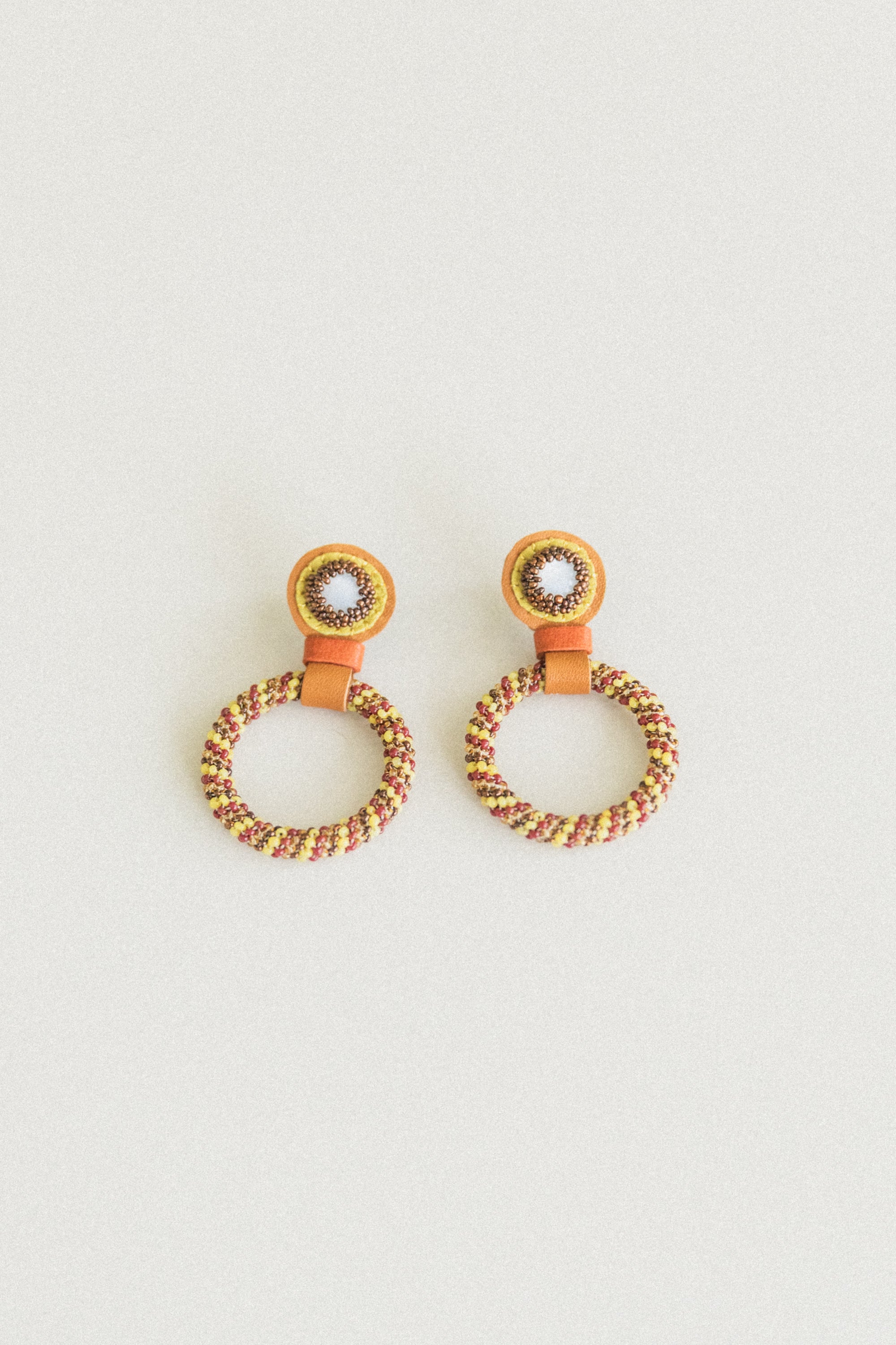 SMALL BEADED HOOP EARRINGS IN MOTHER OF PEARL AND YELLOW