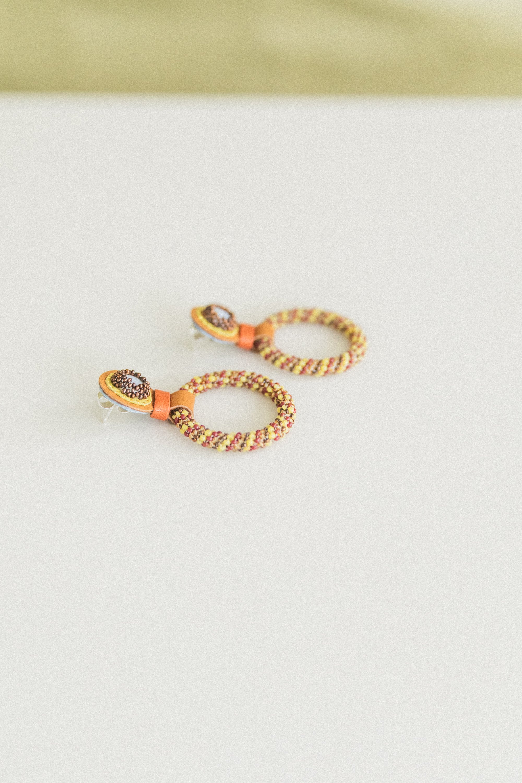 SMALL BEADED HOOP EARRINGS IN MOTHER OF PEARL AND YELLOW