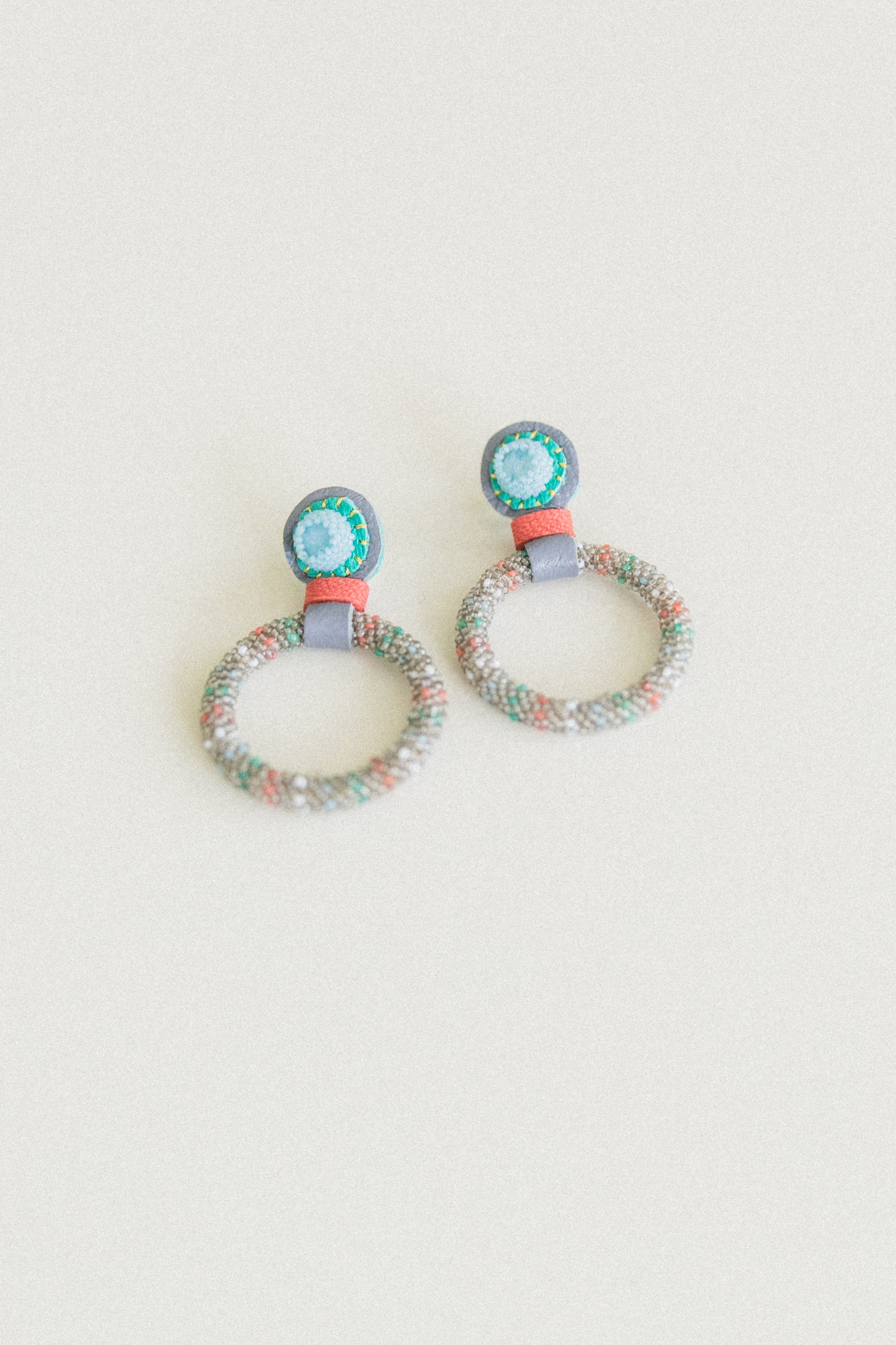 SMALL BEADED HOOP EARRINGS IN RAINBOW MOONSTONE & GREY