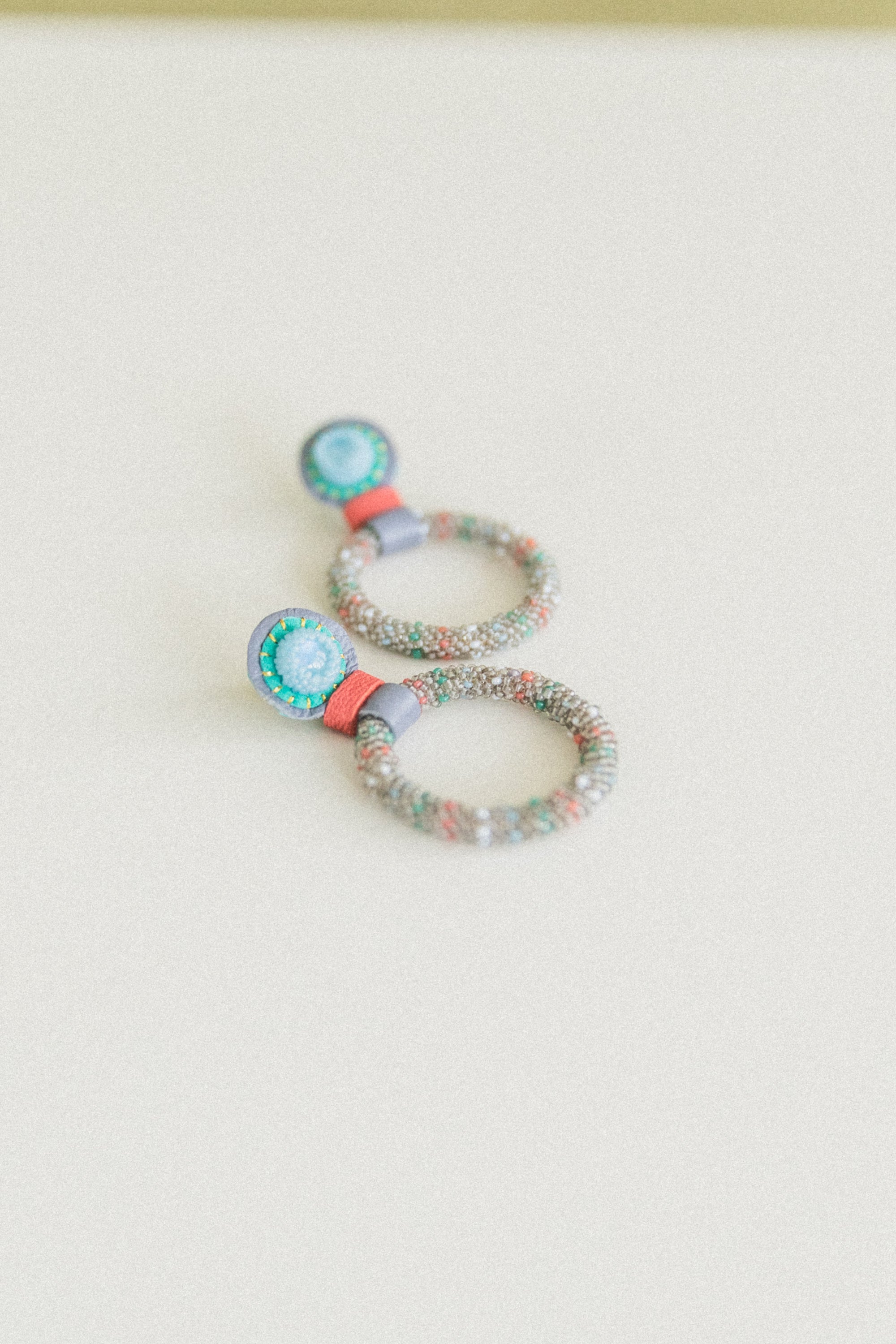 SMALL BEADED HOOP EARRINGS IN RAINBOW MOONSTONE & GREY