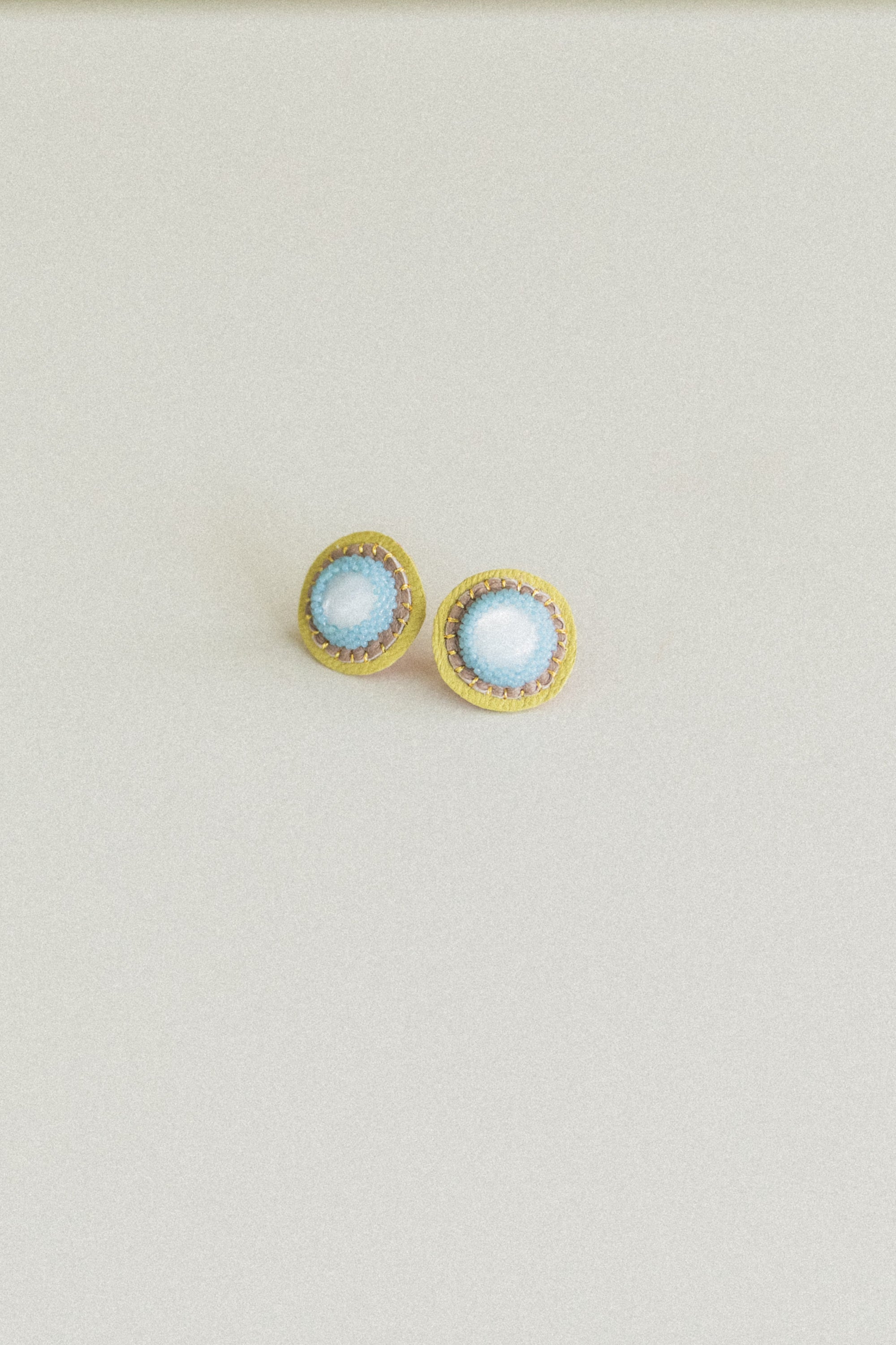 STUD EARRINGS IN MOTHER-OF-PEARL
