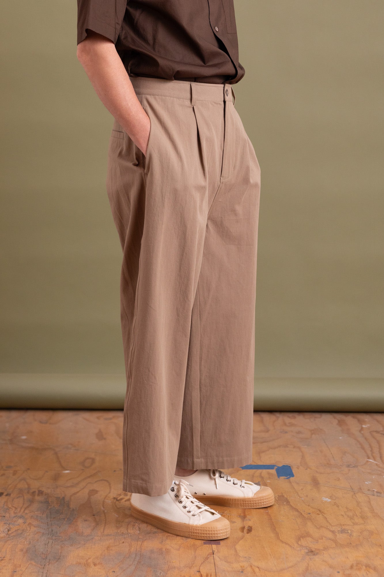 BULB PANT IN DARK KHAKI