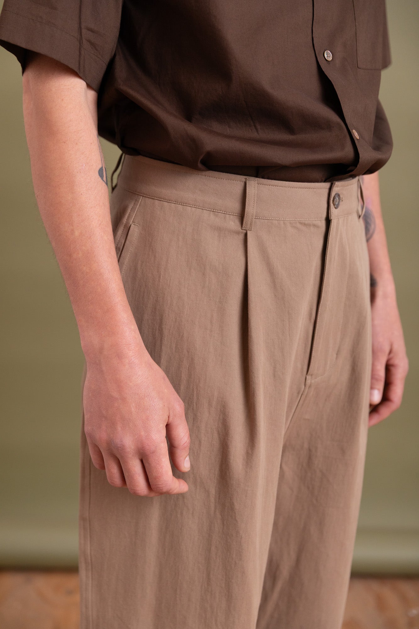 BULB PANT IN DARK KHAKI