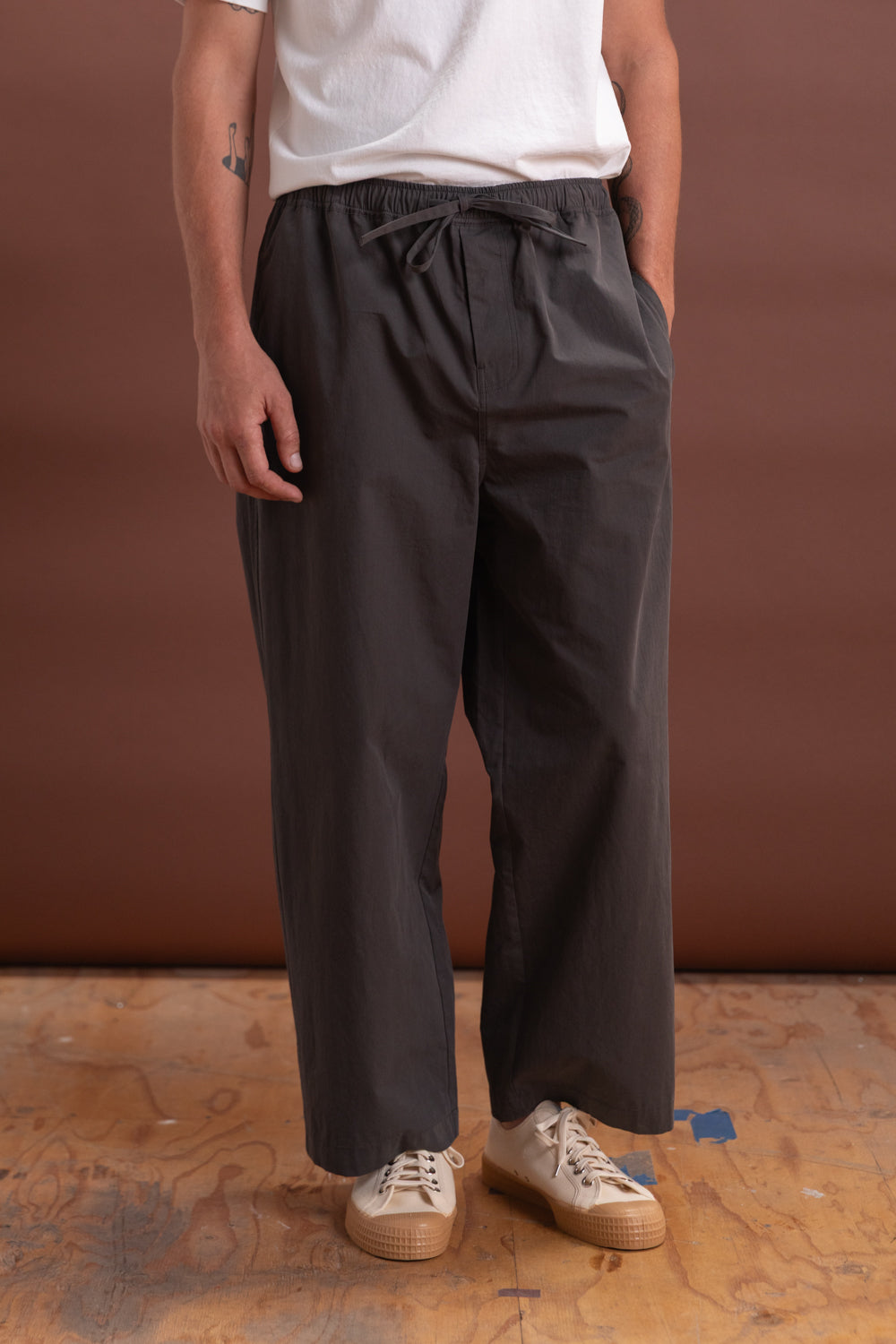 KAI PANT IN CHARCOAL