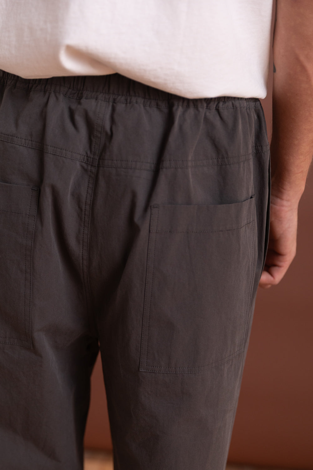 KAI PANT IN CHARCOAL