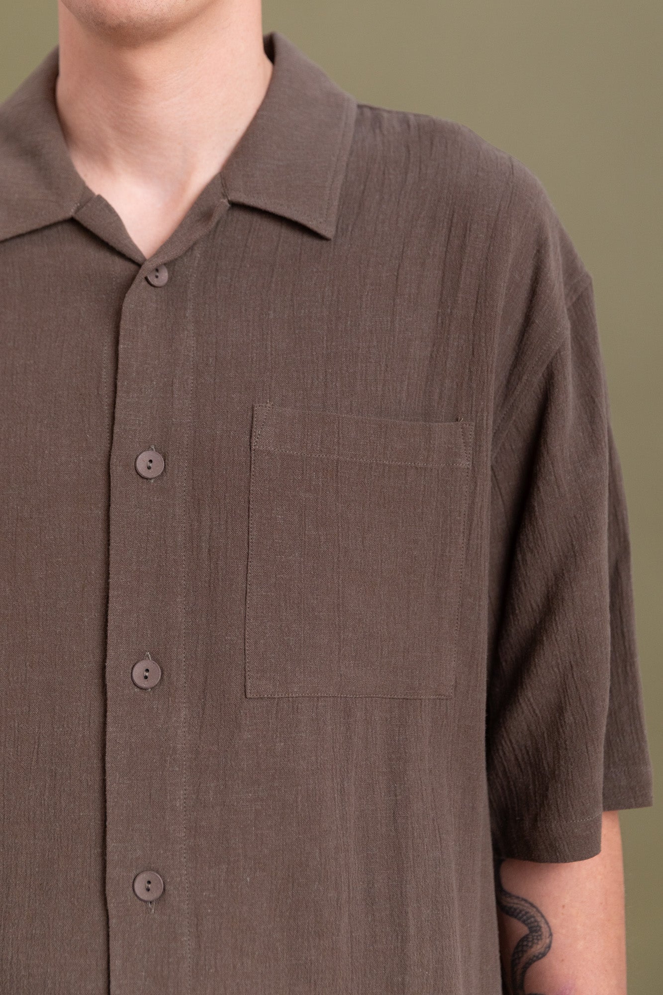 PASEO SHIRT IN CHARCOAL