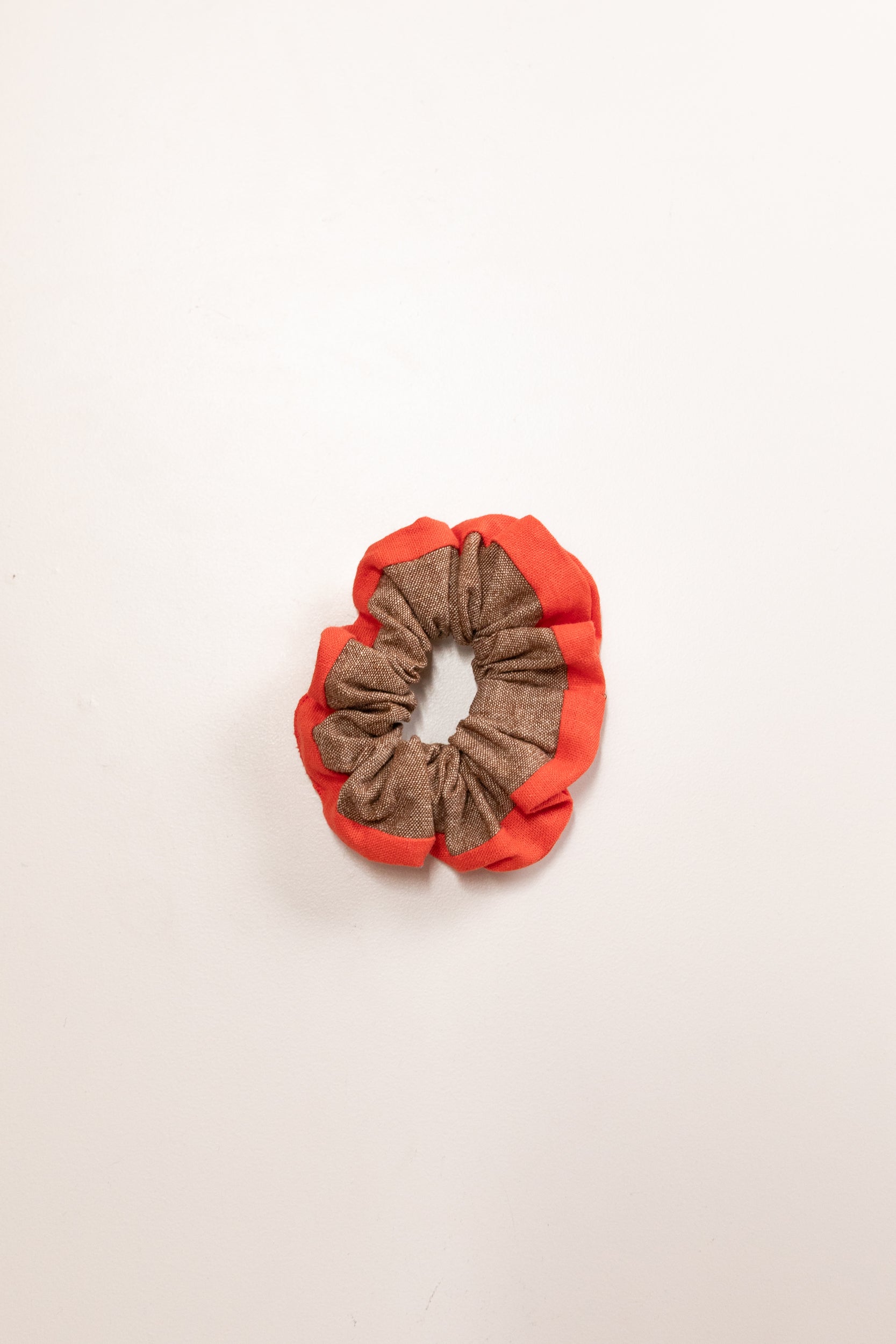 SMALL BROWN AND POPPY LINEN SCRUNCHIE