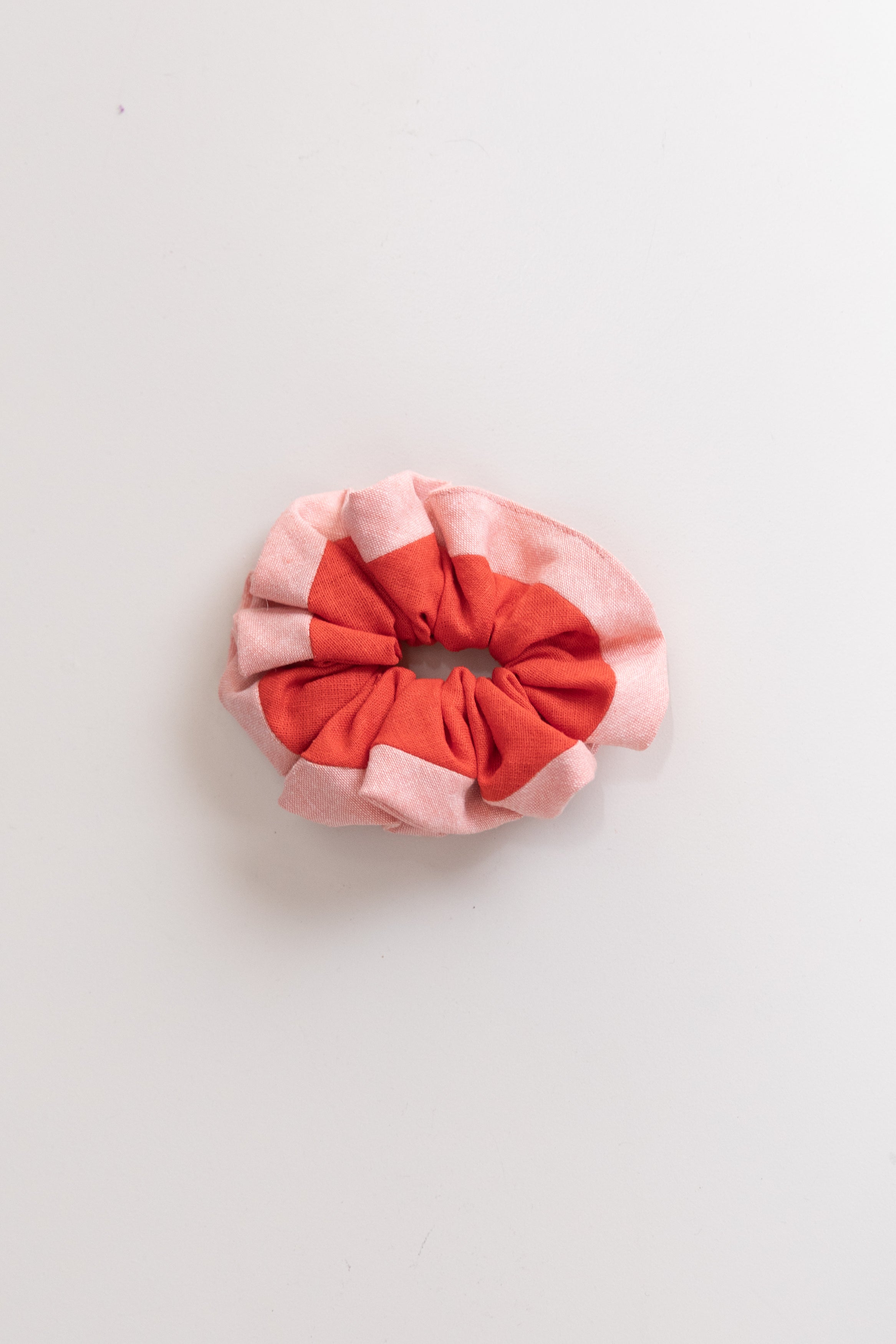 MEDIUM CORAL AND POPPY LINEN SCRUNCHIE