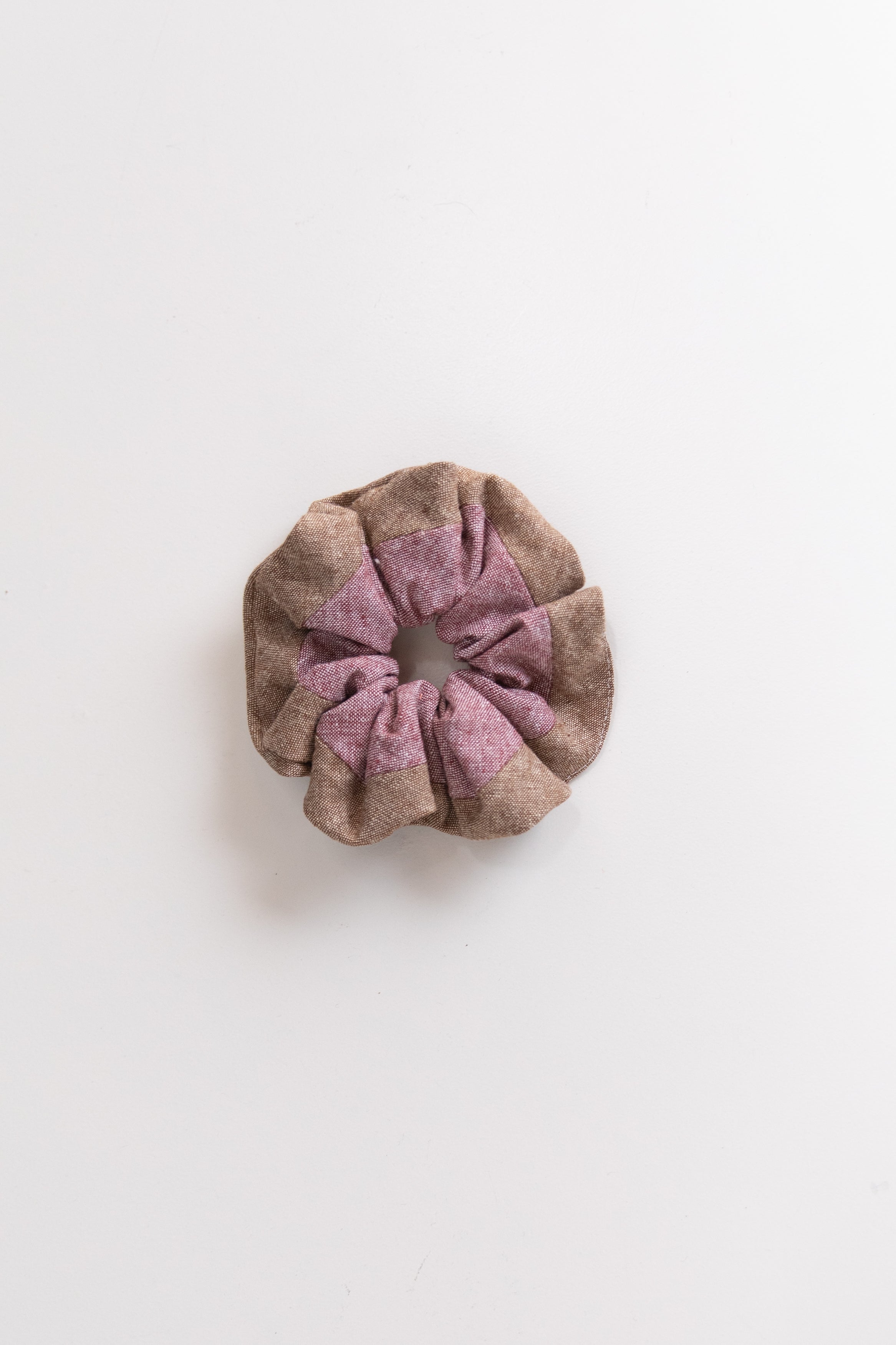 MEDIUM BROWN AND PLUM LINEN SCRUNCHIE