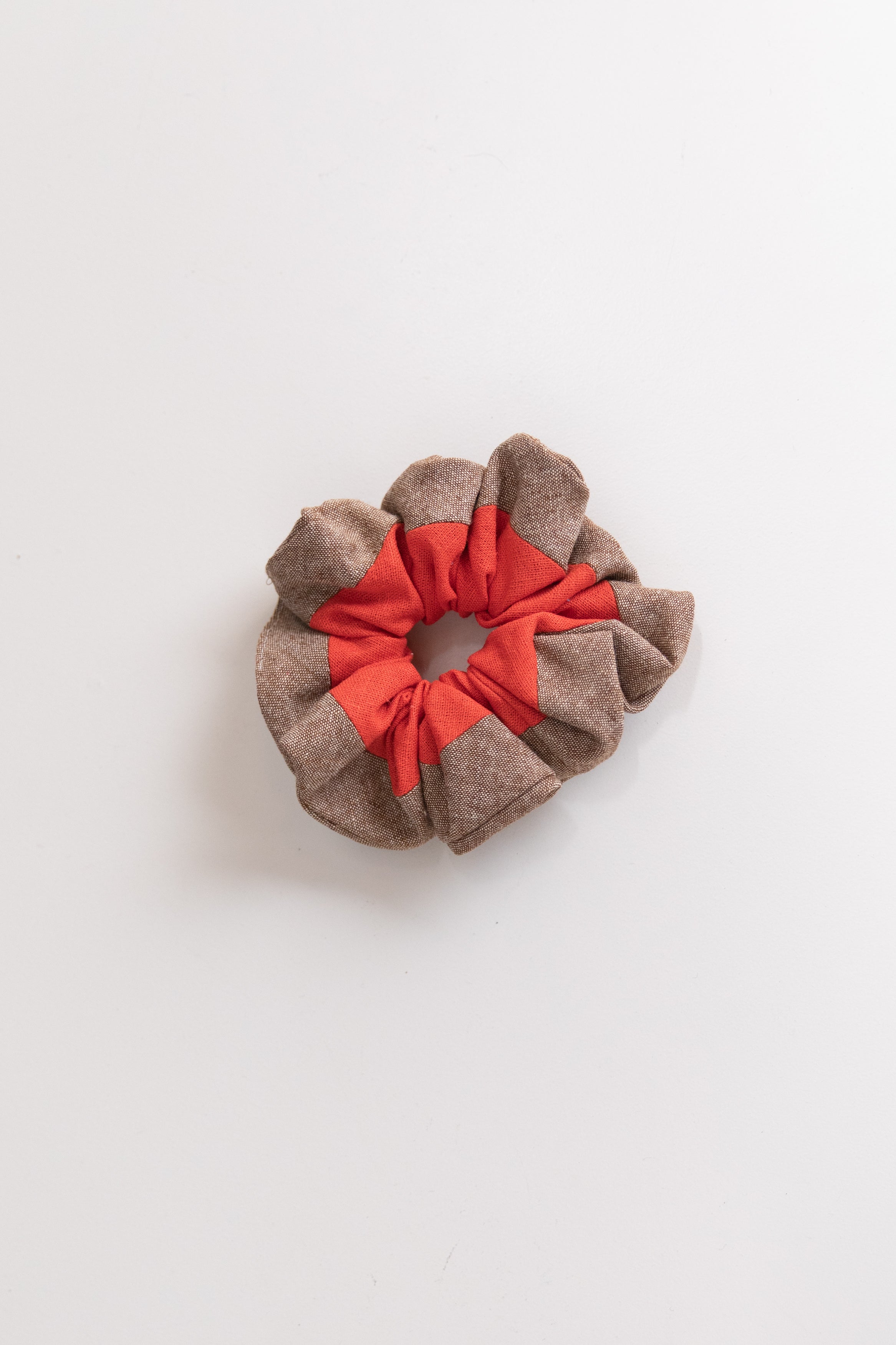 MEDIUM BROWN AND POPPY LINEN SCRUNCHIE