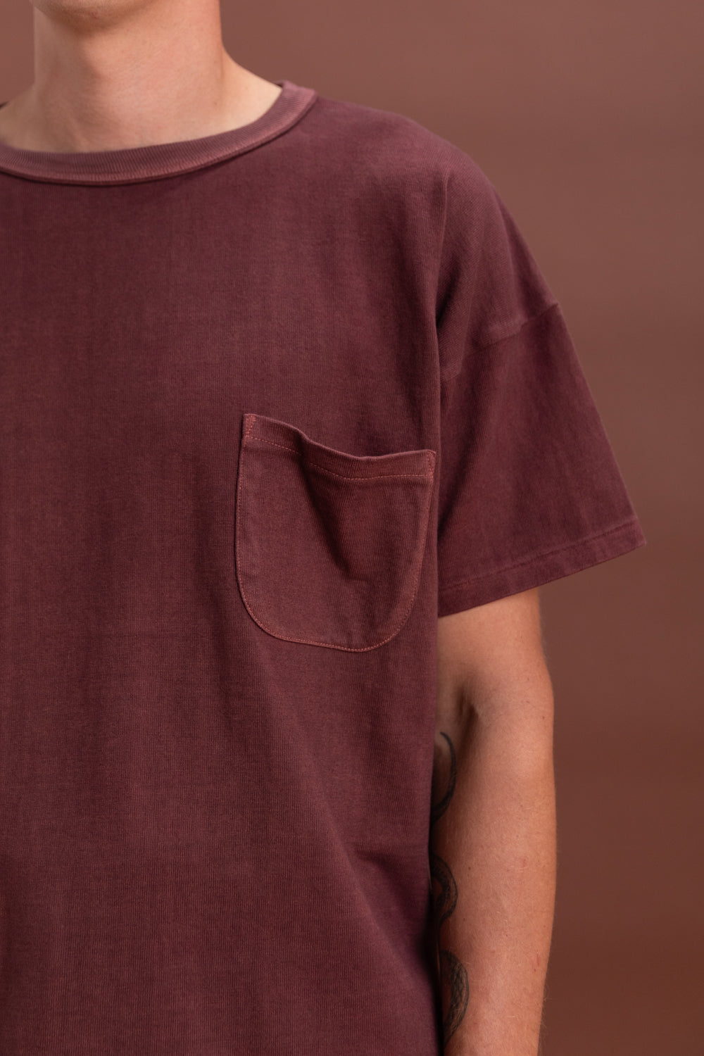 LOT 601 TEE SHIRT IN NATURAL DYED BURGUNDY