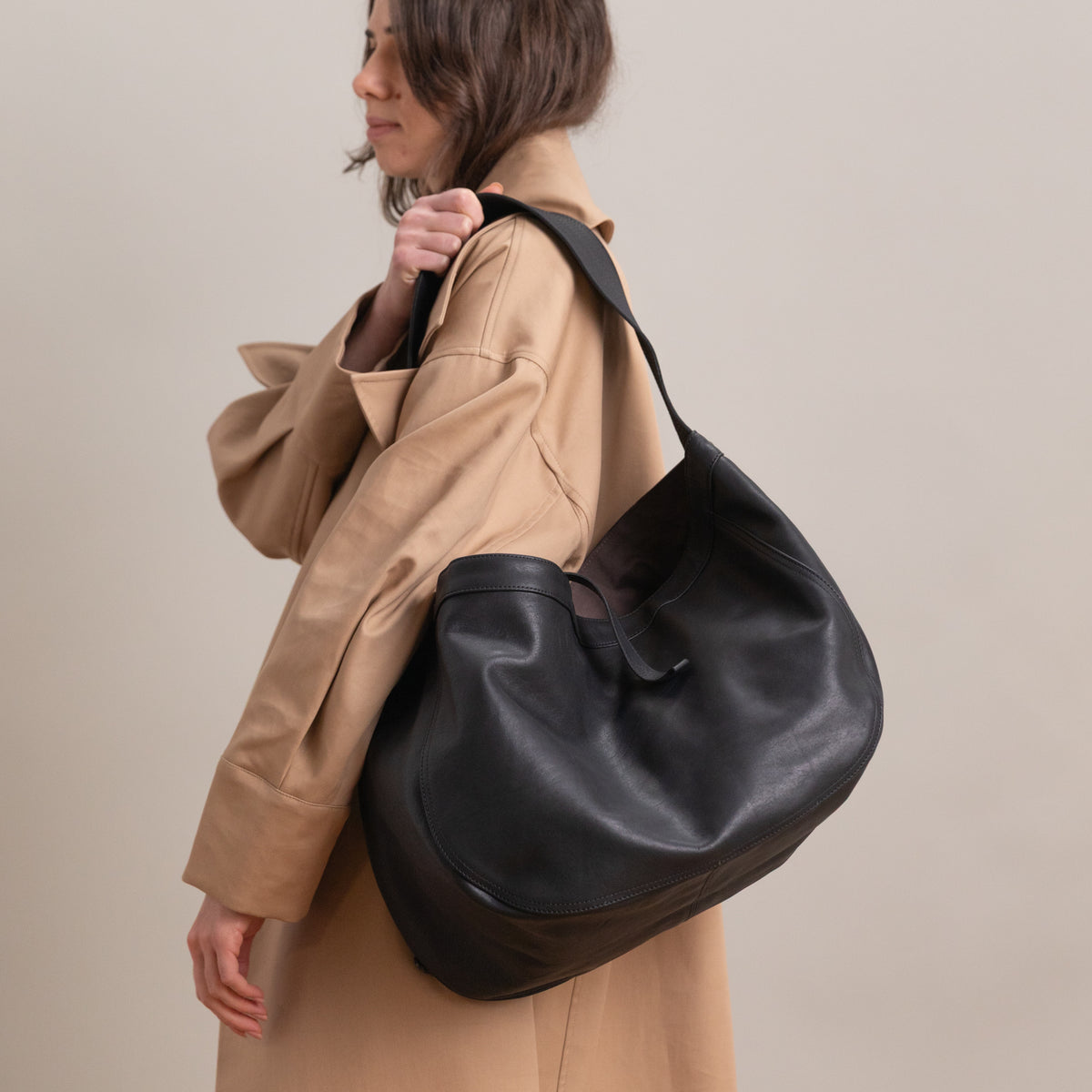 LOT 004 NEWSBOY BAG IN BLACK LEATHER